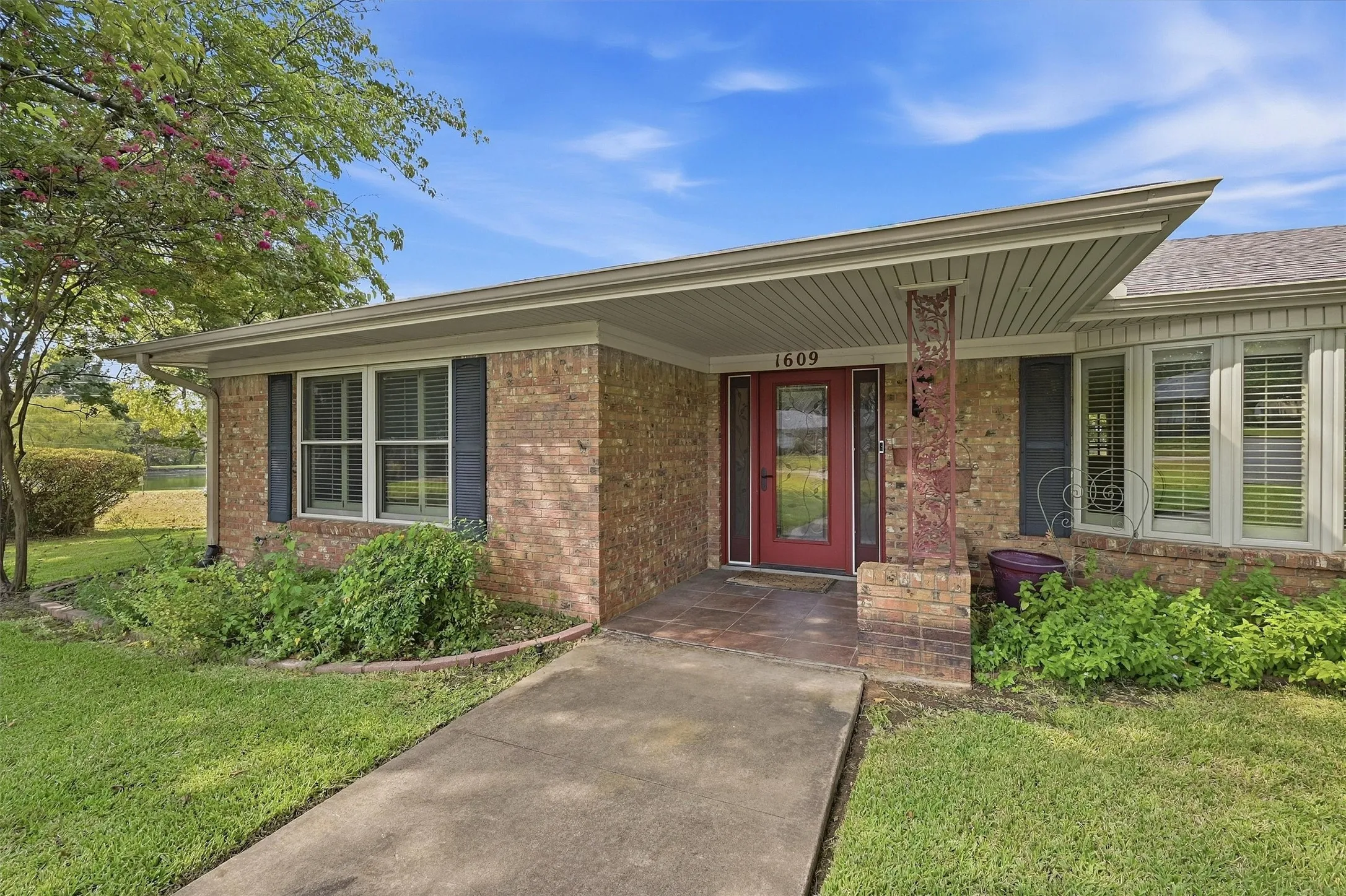 Single Family Residence For Sale in Grayson County , 1609 Lakewood Drive, Sherman, Texas 75092, 3 Bedroom, 3 Bathroom, 3 Garage spaces, 3,434 Sqft, built in 1970, mls#21400477, Real Estate Agent in Sherman, Homes For Sale in Grayson county, Homes For Sale in Sherman, Realtor in Sherman Texas, Real Estate Brokerage Independent Realty Texas, Luminita Cordes Realtor