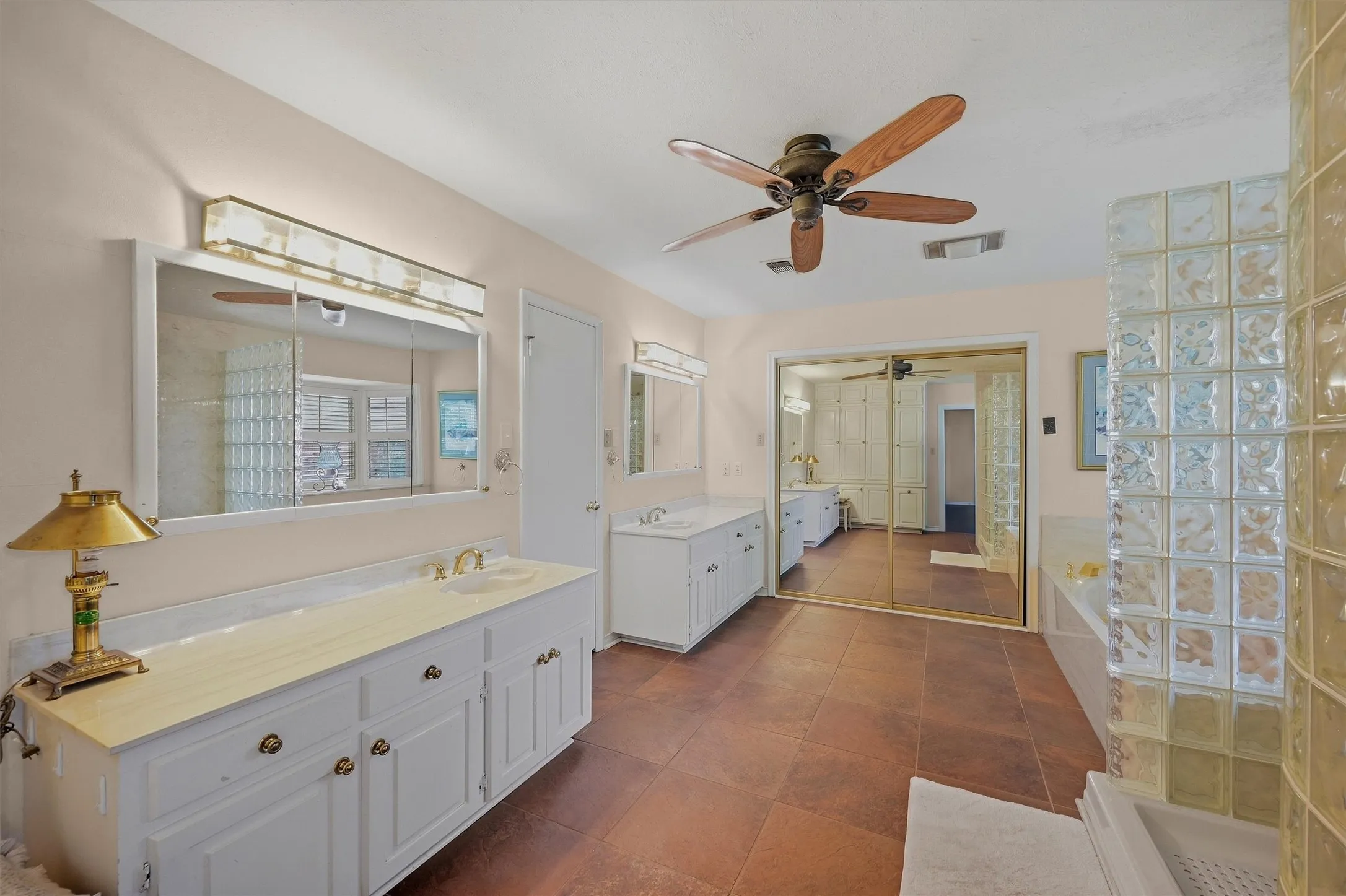 Single Family Residence For Sale in Grayson County , 1609 Lakewood Drive, Sherman, Texas 75092, 3 Bedroom, 3 Bathroom, 3 Garage spaces, 3,434 Sqft, built in 1970, mls#21400477, Real Estate Agent in Sherman, Homes For Sale in Grayson county, Homes For Sale in Sherman, Realtor in Sherman Texas, Real Estate Brokerage Independent Realty Texas, Luminita Cordes Realtor