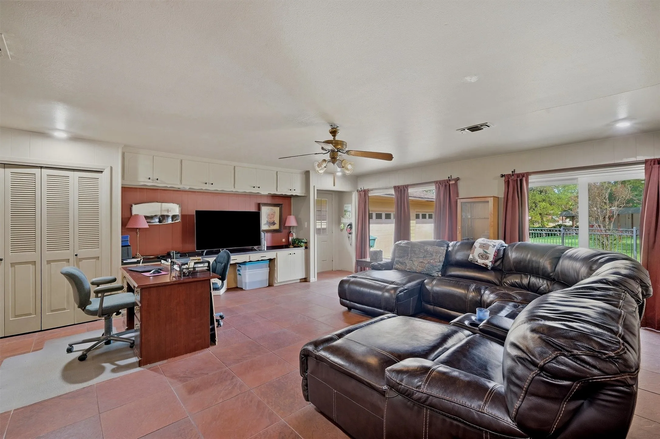 Single Family Residence For Sale in Grayson County , 1609 Lakewood Drive, Sherman, Texas 75092, 3 Bedroom, 3 Bathroom, 3 Garage spaces, 3,434 Sqft, built in 1970, mls#21400477, Real Estate Agent in Sherman, Homes For Sale in Grayson county, Homes For Sale in Sherman, Realtor in Sherman Texas, Real Estate Brokerage Independent Realty Texas, Luminita Cordes Realtor