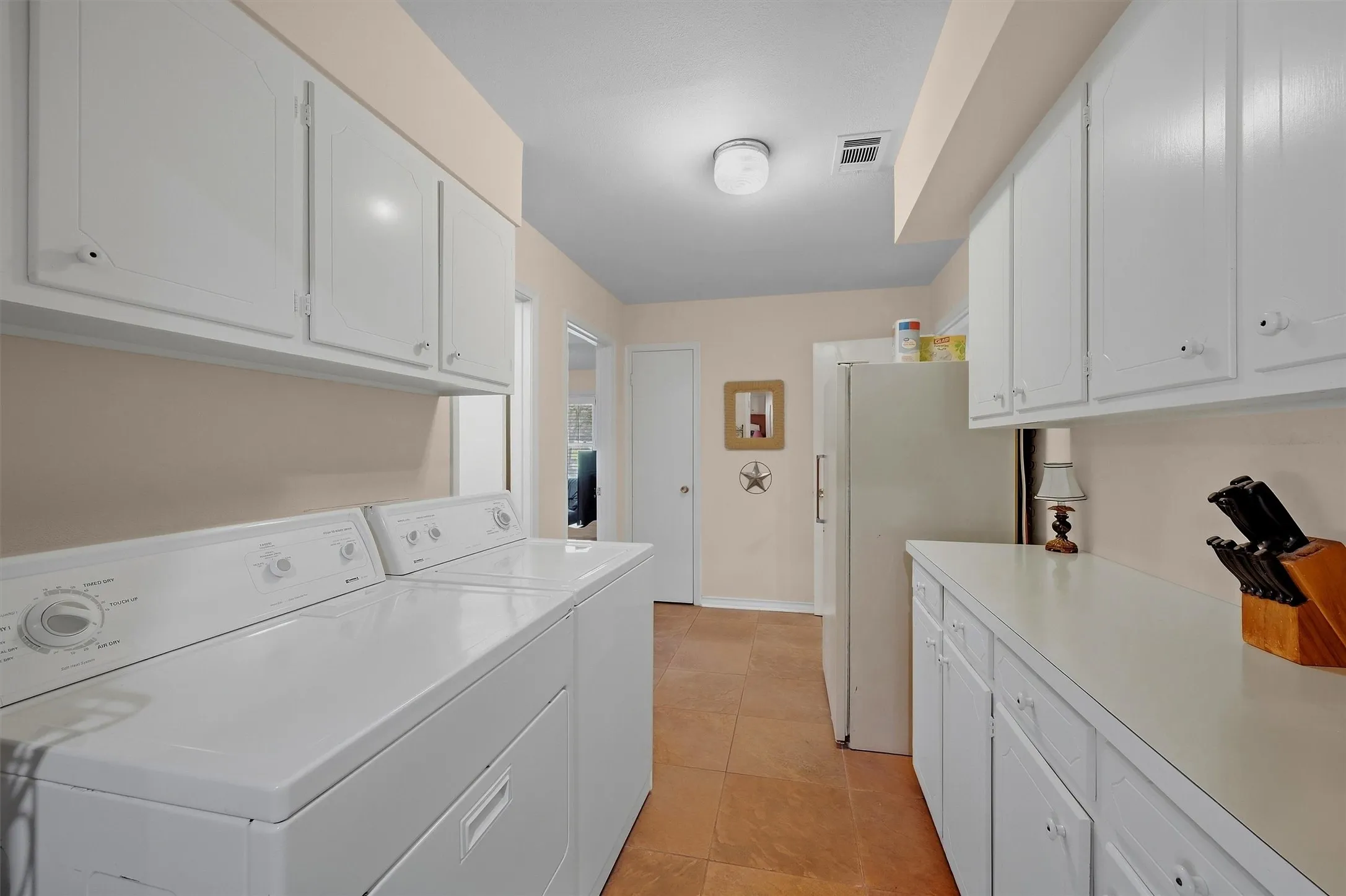Single Family Residence For Sale in Grayson County , 1609 Lakewood Drive, Sherman, Texas 75092, 3 Bedroom, 3 Bathroom, 3 Garage spaces, 3,434 Sqft, built in 1970, mls#21400477, Real Estate Agent in Sherman, Homes For Sale in Grayson county, Homes For Sale in Sherman, Realtor in Sherman Texas, Real Estate Brokerage Independent Realty Texas, Luminita Cordes Realtor