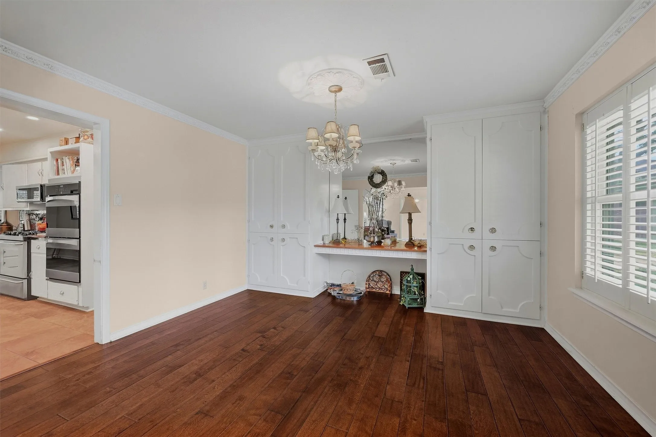 Single Family Residence For Sale in Grayson County , 1609 Lakewood Drive, Sherman, Texas 75092, 3 Bedroom, 3 Bathroom, 3 Garage spaces, 3,434 Sqft, built in 1970, mls#21400477, Real Estate Agent in Sherman, Homes For Sale in Grayson county, Homes For Sale in Sherman, Realtor in Sherman Texas, Real Estate Brokerage Independent Realty Texas, Luminita Cordes Realtor