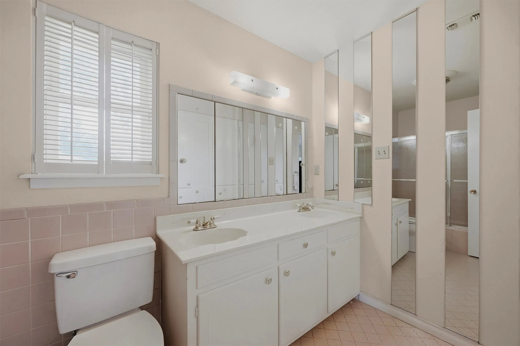 Single Family Residence For Sale in Grayson County , 1609 Lakewood Drive, Sherman, Texas 75092, 3 Bedroom, 3 Bathroom, 3 Garage spaces, 3,434 Sqft, built in 1970, mls#21400477, Real Estate Agent in Sherman, Homes For Sale in Grayson county, Homes For Sale in Sherman, Realtor in Sherman Texas, Real Estate Brokerage Independent Realty Texas, Luminita Cordes Realtor