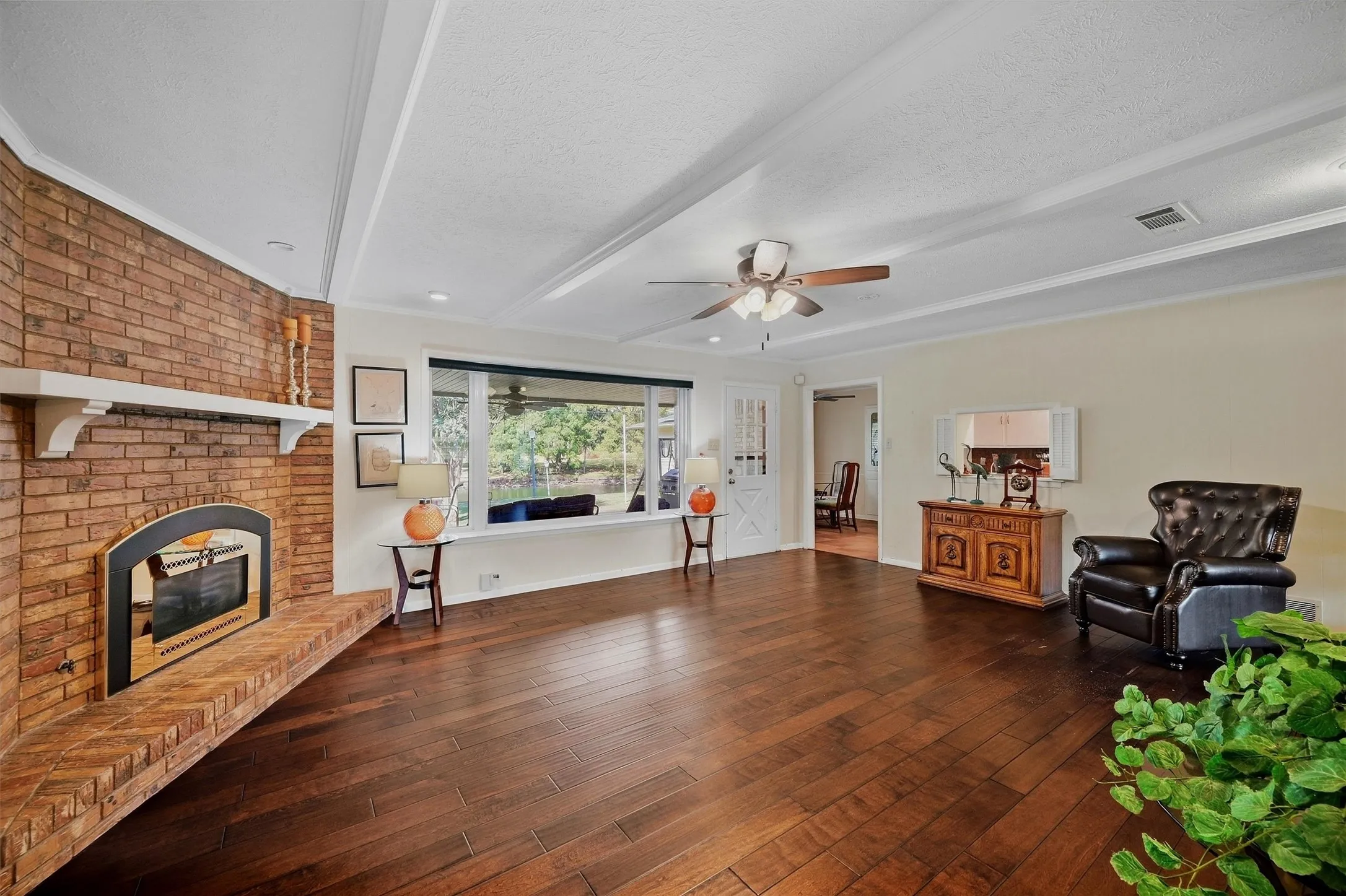 Single Family Residence For Sale in Grayson County , 1609 Lakewood Drive, Sherman, Texas 75092, 3 Bedroom, 3 Bathroom, 3 Garage spaces, 3,434 Sqft, built in 1970, mls#21400477, Real Estate Agent in Sherman, Homes For Sale in Grayson county, Homes For Sale in Sherman, Realtor in Sherman Texas, Real Estate Brokerage Independent Realty Texas, Luminita Cordes Realtor