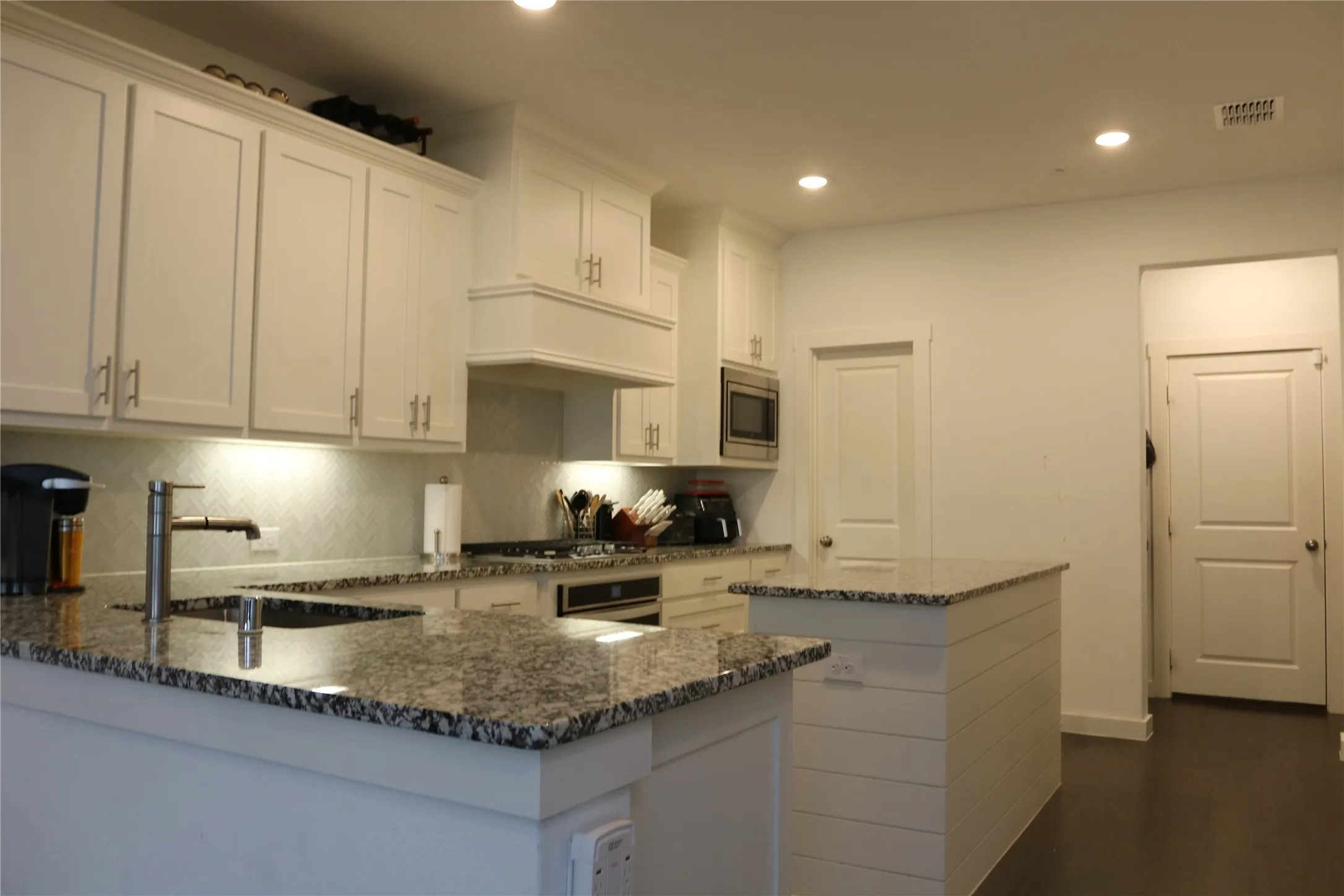 Single Family Residence For Sale in Denton County , 2729 Vista Park Lane, Lewisville, Texas 75067, 2 Bedroom, 3 Bathroom, 2 Garage spaces, 1,777 Sqft, built in 2019, mls#21401686, Real Estate Agent in Lewisville, Homes For Sale in Denton county, Homes For Sale in Lewisville, Realtor in Lewisville Texas, Real Estate Brokerage Independent Realty Texas, Luminita Cordes Realtor