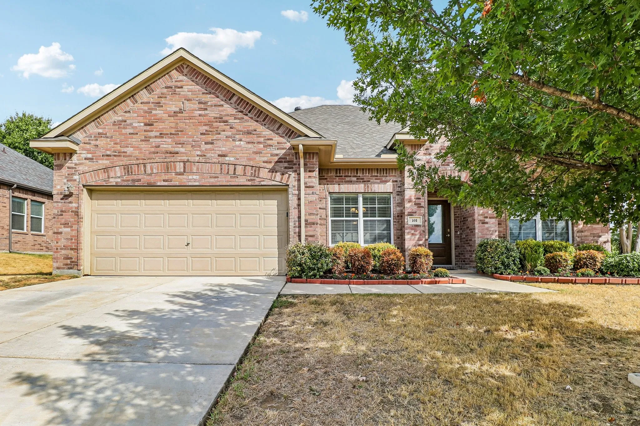 Single Family Residence For Sale in Denton County , 101 Ravinia Court, Oak Point, Texas 75068, 3 Bedroom, 2 Bathroom, 2 Garage spaces, 1,633 Sqft, built in 2008, mls#21400574, Real Estate Agent in Oak Point, Homes For Sale in Denton county, Homes For Sale in Oak Point, Realtor in Oak Point Texas, Real Estate Brokerage Independent Realty Texas, Luminita Cordes Realtor