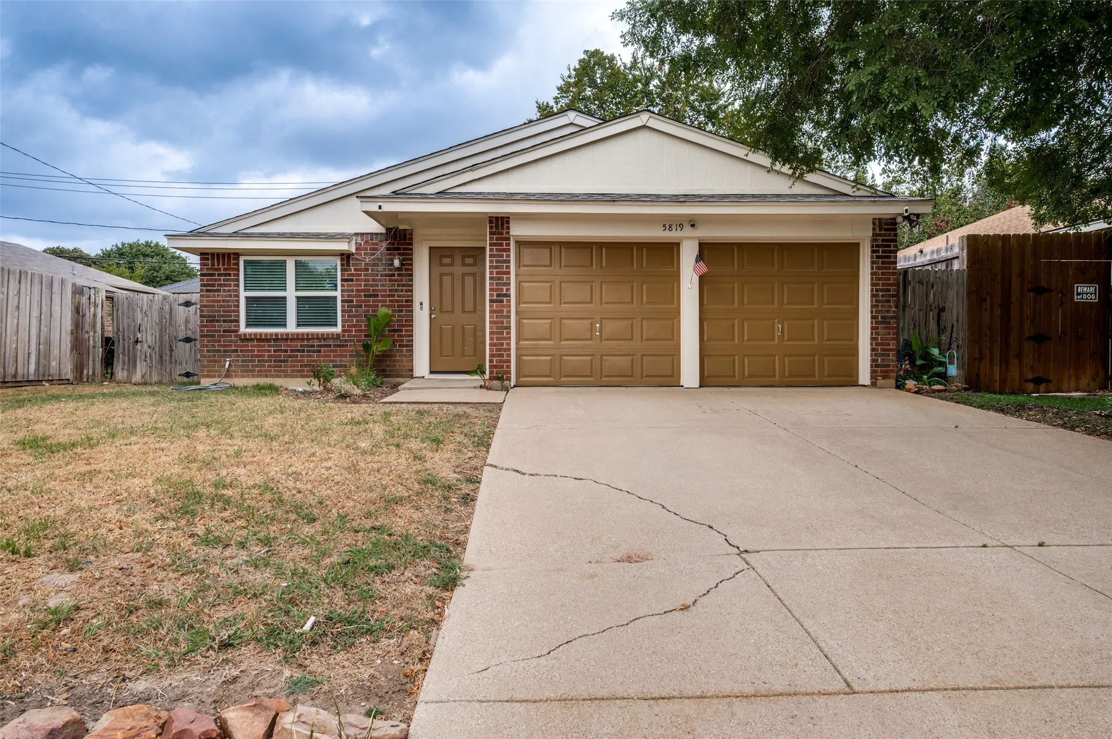 Single Family Residence For Sale in Tarrant County , 5819 Santa Fe Drive, Arlington, Texas 76017, 3 Bedroom, 2 Bathroom, 2 Garage spaces, 1,102 Sqft, built in 1987, mls#21401641, Real Estate Agent in Arlington, Homes For Sale in Tarrant county, Homes For Sale in Arlington, Realtor in Arlington Texas, Real Estate Brokerage Independent Realty Texas, Luminita Cordes Realtor