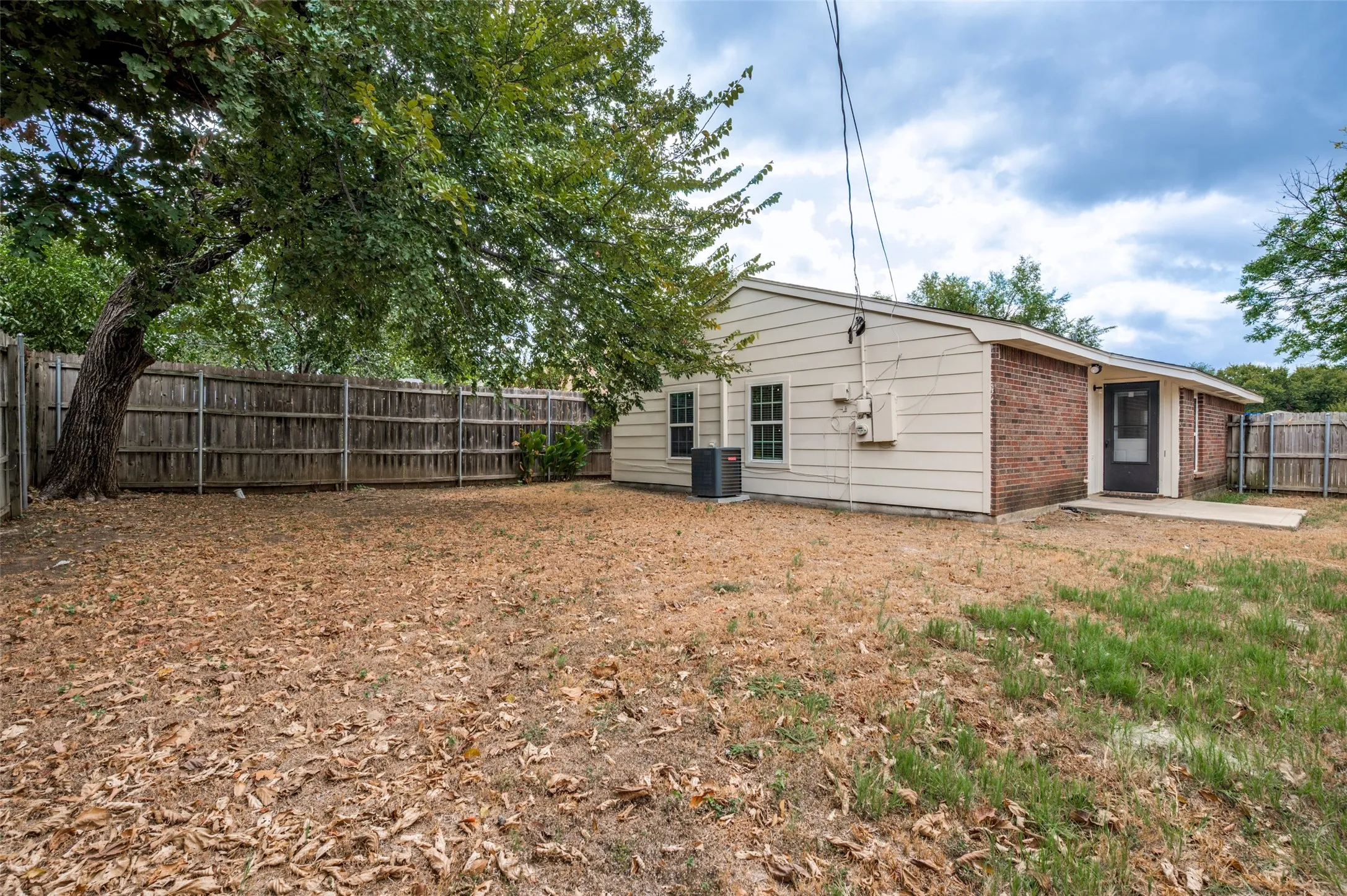 Single Family Residence For Sale in Tarrant County , 5819 Santa Fe Drive, Arlington, Texas 76017, 3 Bedroom, 2 Bathroom, 2 Garage spaces, 1,102 Sqft, built in 1987, mls#21401641, Real Estate Agent in Arlington, Homes For Sale in Tarrant county, Homes For Sale in Arlington, Realtor in Arlington Texas, Real Estate Brokerage Independent Realty Texas, Luminita Cordes Realtor
