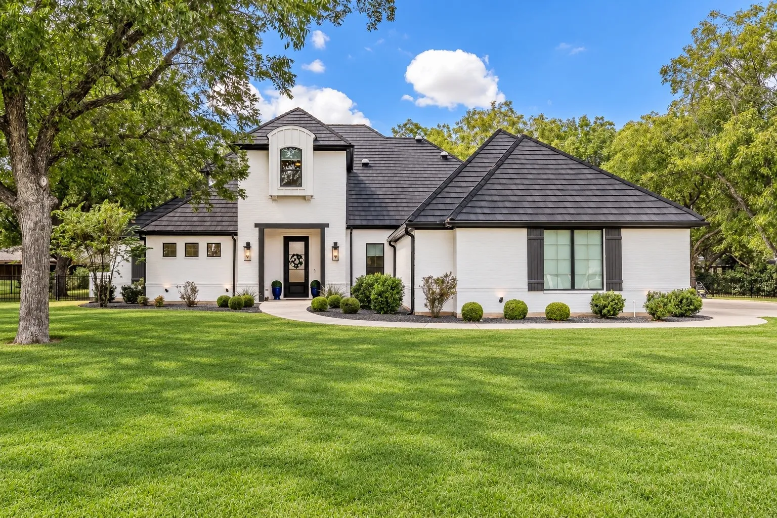 Single Family Residence For Sale in Hood County , 8017 W Landings Road, Granbury, Texas 76049, 5 Bedroom, 3 Bathroom, 3 Garage spaces, 3,645 Sqft, built in 2022, mls#21401688, Real Estate Agent in Granbury, Homes For Sale in Hood county, Homes For Sale in Granbury, Realtor in Granbury Texas, Real Estate Brokerage Independent Realty Texas, Luminita Cordes Realtor