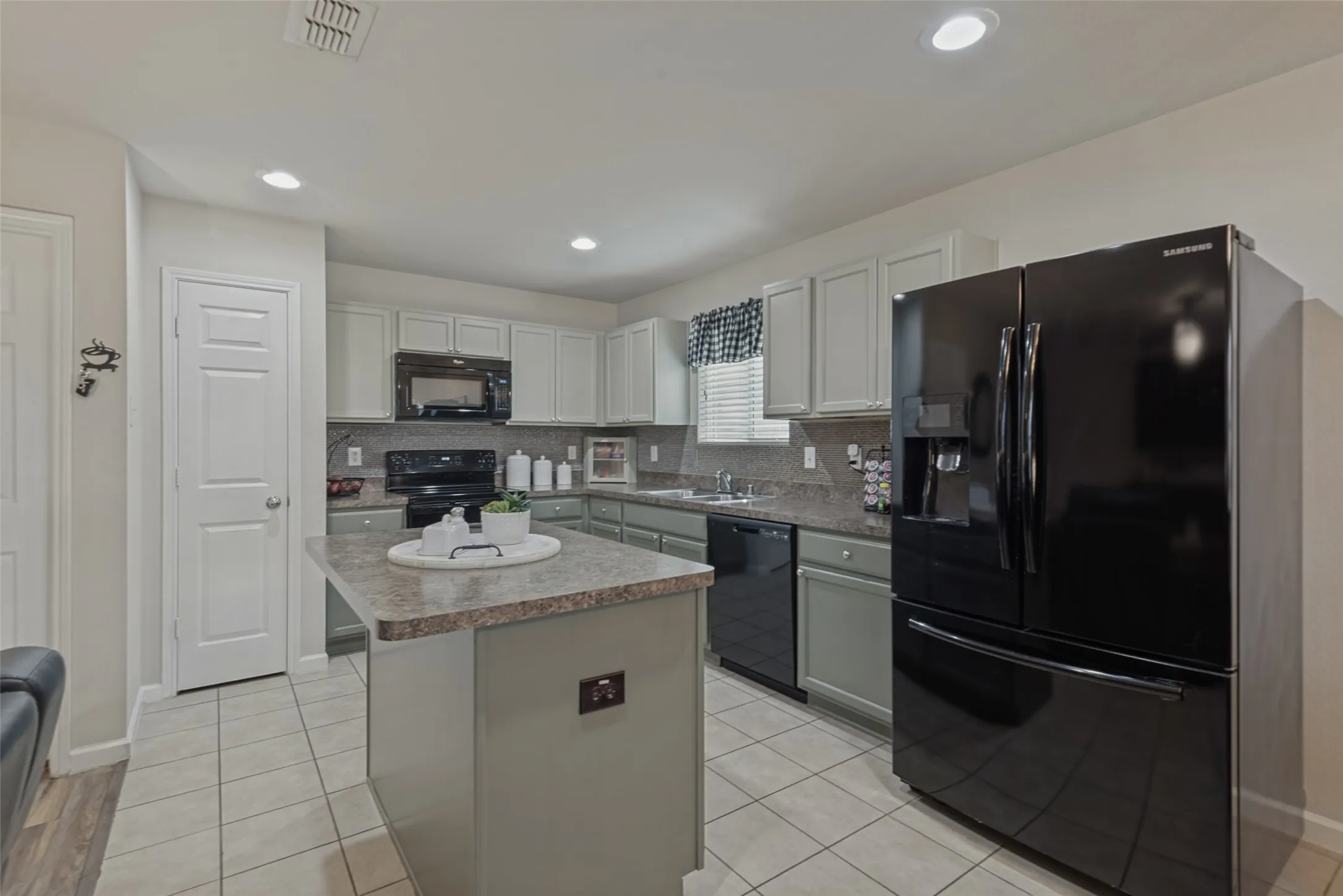 Single Family Residence For Sale in Rockwall County , 125 Abelia Drive, Fate, Texas 75189, 3 Bedroom, 2 Bathroom, 2 Garage spaces, 1,485 Sqft, built in 2013, mls#21401194, Real Estate Agent in Fate, Homes For Sale in Rockwall county, Homes For Sale in Fate, Realtor in Fate Texas, Real Estate Brokerage Independent Realty Texas, Luminita Cordes Realtor