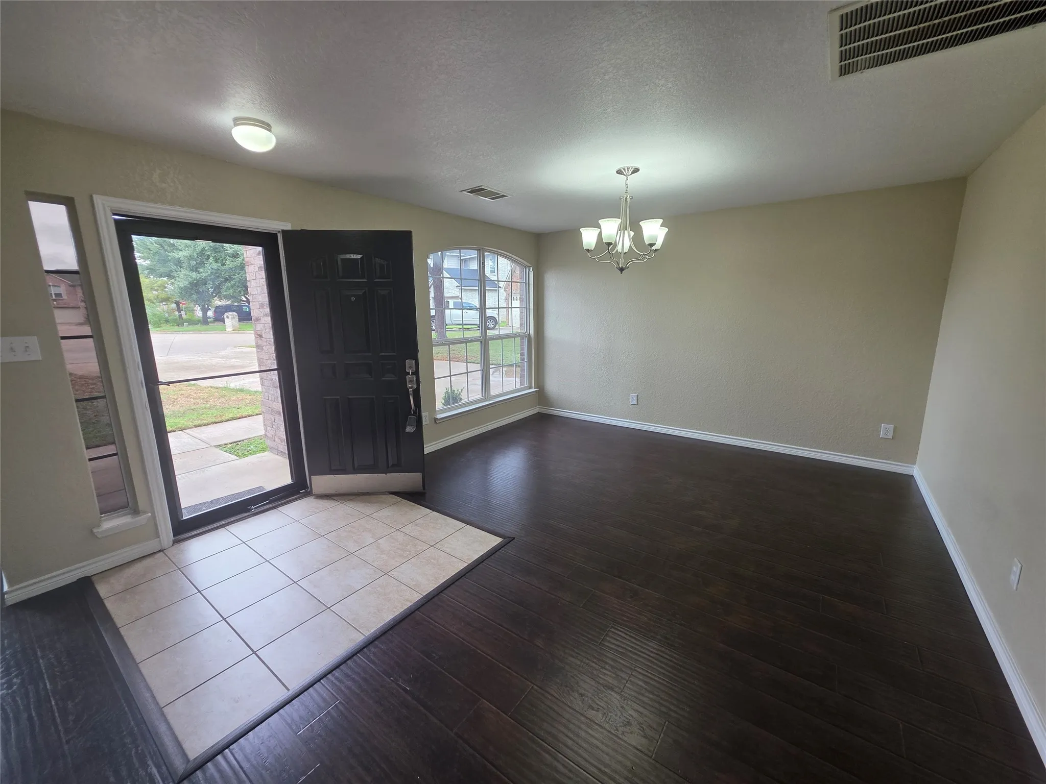 Single Family Residence For Rent in Tarrant County , 4207 Bayside Court, Arlington, Texas 76016, 4 Bedroom, 3 Bathroom, 2 Garage spaces, 2,691 Sqft, built in 2006, mls#21401678, Real Estate Agent in Arlington, Homes For Rent in Tarrant county, Homes For Rent in Arlington, Realtor in Arlington Texas, Real Estate Brokerage Independent Realty Texas, Luminita Cordes Realtor