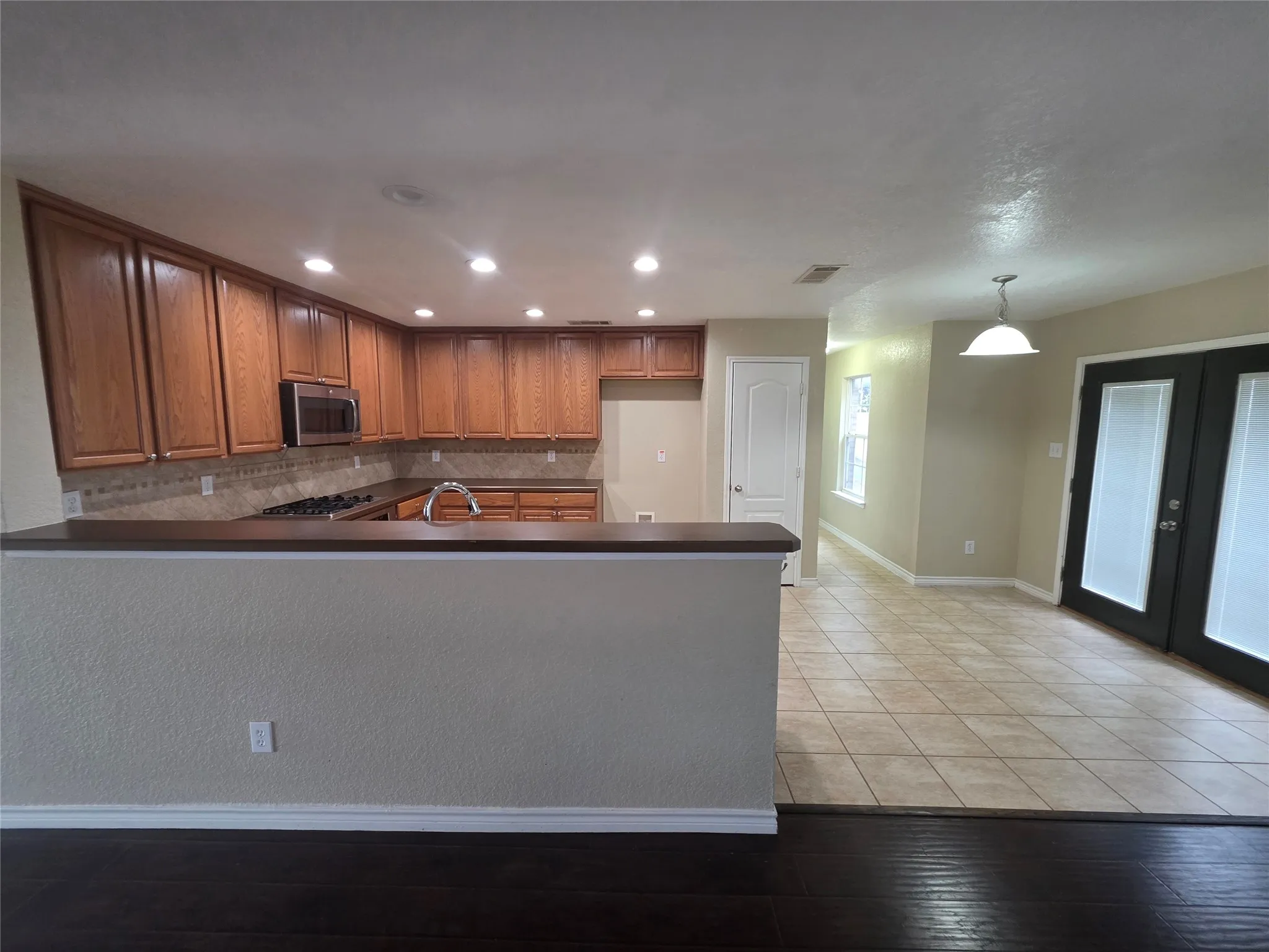 Single Family Residence For Rent in Tarrant County , 4207 Bayside Court, Arlington, Texas 76016, 4 Bedroom, 3 Bathroom, 2 Garage spaces, 2,691 Sqft, built in 2006, mls#21401678, Real Estate Agent in Arlington, Homes For Rent in Tarrant county, Homes For Rent in Arlington, Realtor in Arlington Texas, Real Estate Brokerage Independent Realty Texas, Luminita Cordes Realtor