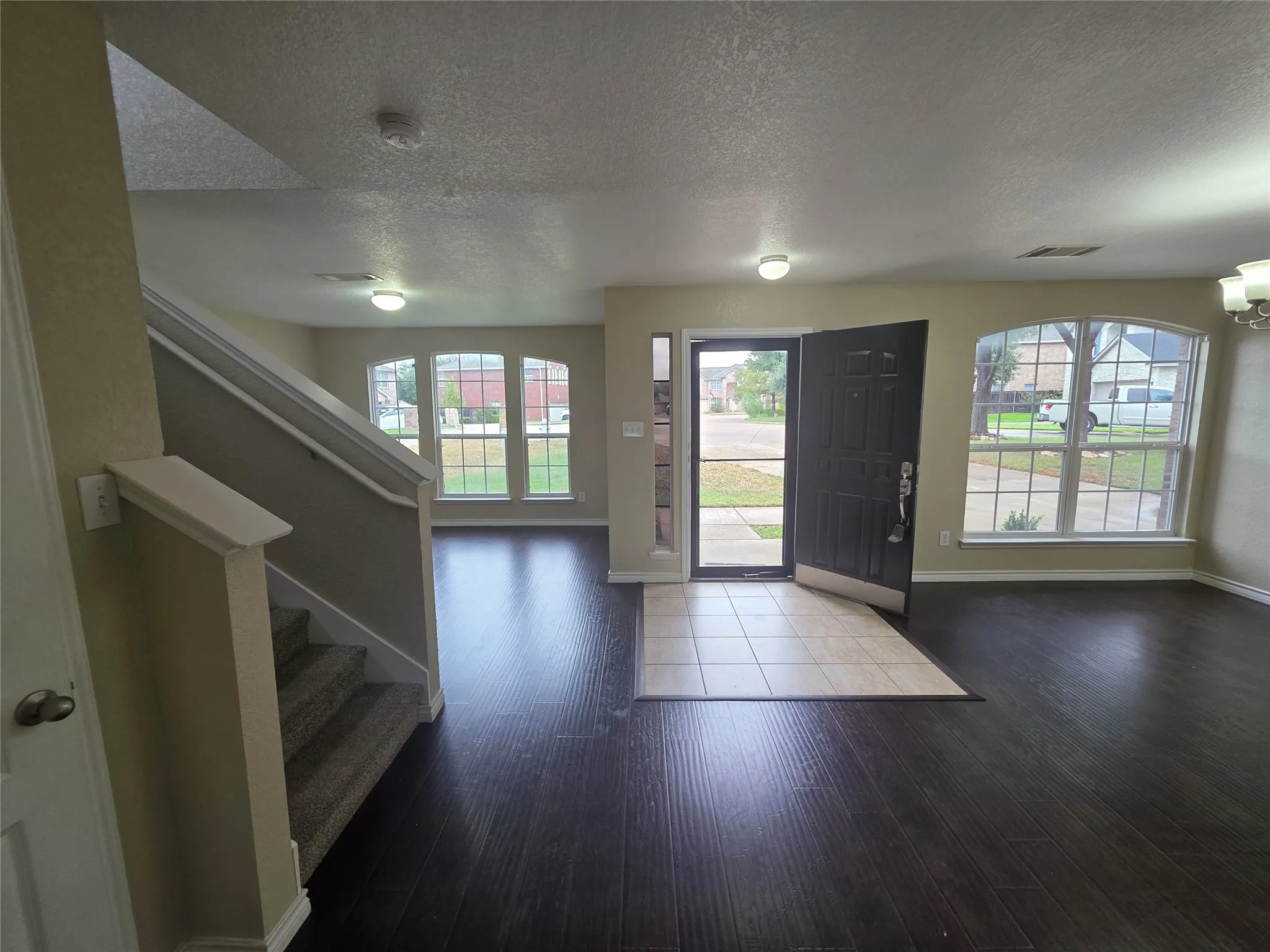 Single Family Residence For Rent in Tarrant County , 4207 Bayside Court, Arlington, Texas 76016, 4 Bedroom, 3 Bathroom, 2 Garage spaces, 2,691 Sqft, built in 2006, mls#21401678, Real Estate Agent in Arlington, Homes For Rent in Tarrant county, Homes For Rent in Arlington, Realtor in Arlington Texas, Real Estate Brokerage Independent Realty Texas, Luminita Cordes Realtor