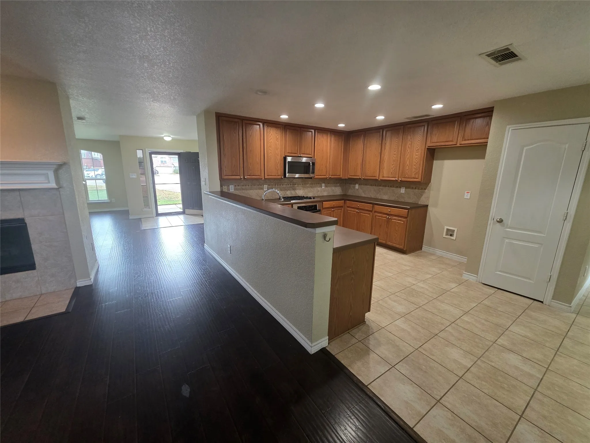 Single Family Residence For Rent in Tarrant County , 4207 Bayside Court, Arlington, Texas 76016, 4 Bedroom, 3 Bathroom, 2 Garage spaces, 2,691 Sqft, built in 2006, mls#21401678, Real Estate Agent in Arlington, Homes For Rent in Tarrant county, Homes For Rent in Arlington, Realtor in Arlington Texas, Real Estate Brokerage Independent Realty Texas, Luminita Cordes Realtor