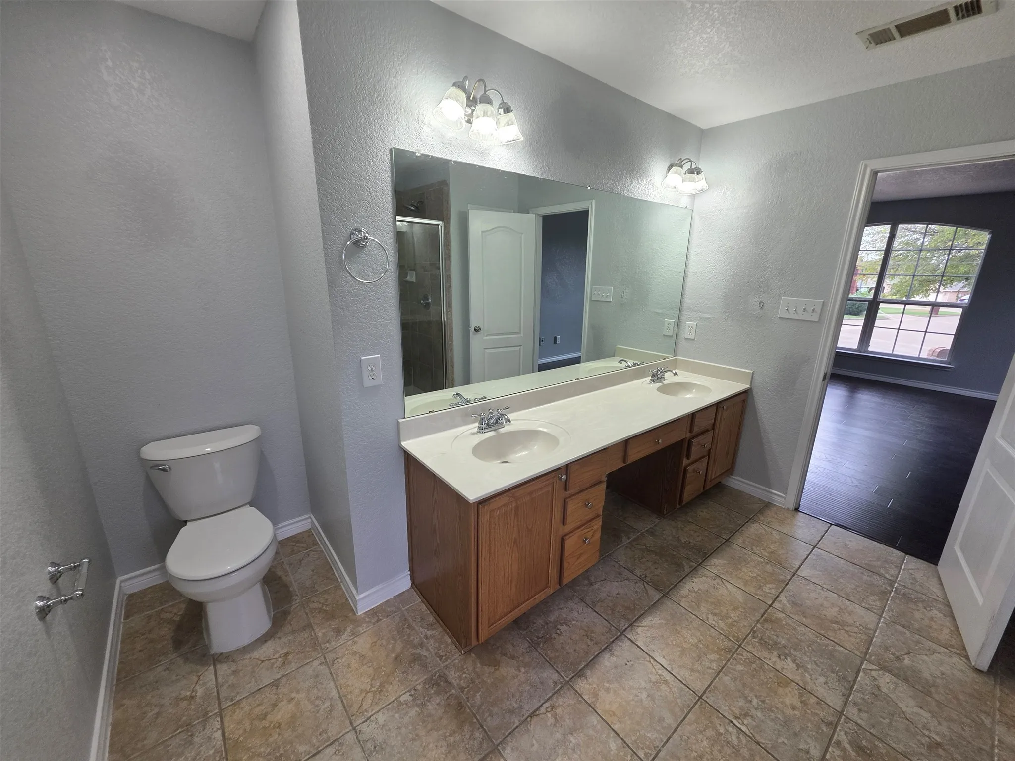 Single Family Residence For Rent in Tarrant County , 4207 Bayside Court, Arlington, Texas 76016, 4 Bedroom, 3 Bathroom, 2 Garage spaces, 2,691 Sqft, built in 2006, mls#21401678, Real Estate Agent in Arlington, Homes For Rent in Tarrant county, Homes For Rent in Arlington, Realtor in Arlington Texas, Real Estate Brokerage Independent Realty Texas, Luminita Cordes Realtor