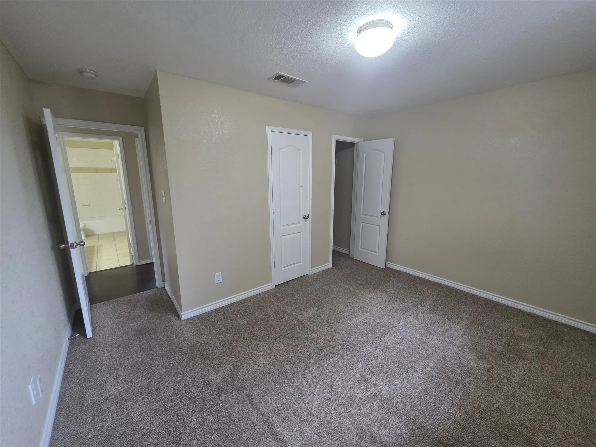 Single Family Residence For Rent in Tarrant County , 4207 Bayside Court, Arlington, Texas 76016, 4 Bedroom, 3 Bathroom, 2 Garage spaces, 2,691 Sqft, built in 2006, mls#21401678, Real Estate Agent in Arlington, Homes For Rent in Tarrant county, Homes For Rent in Arlington, Realtor in Arlington Texas, Real Estate Brokerage Independent Realty Texas, Luminita Cordes Realtor