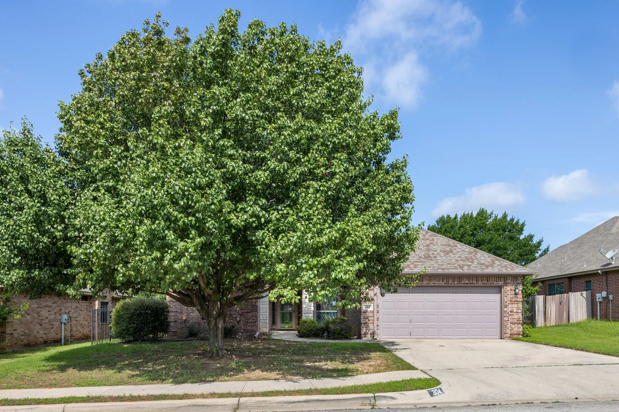 Single Family Residence For Sale in Parker County , 304 Jade Lane, Weatherford, Texas 76086, 3 Bedroom, 2 Bathroom, 2 Garage spaces, 1,737 Sqft, built in 2007, mls#21400765, Real Estate Agent in Weatherford, Homes For Sale in Parker county, Homes For Sale in Weatherford, Realtor in Weatherford Texas, Real Estate Brokerage Independent Realty Texas, Luminita Cordes Realtor