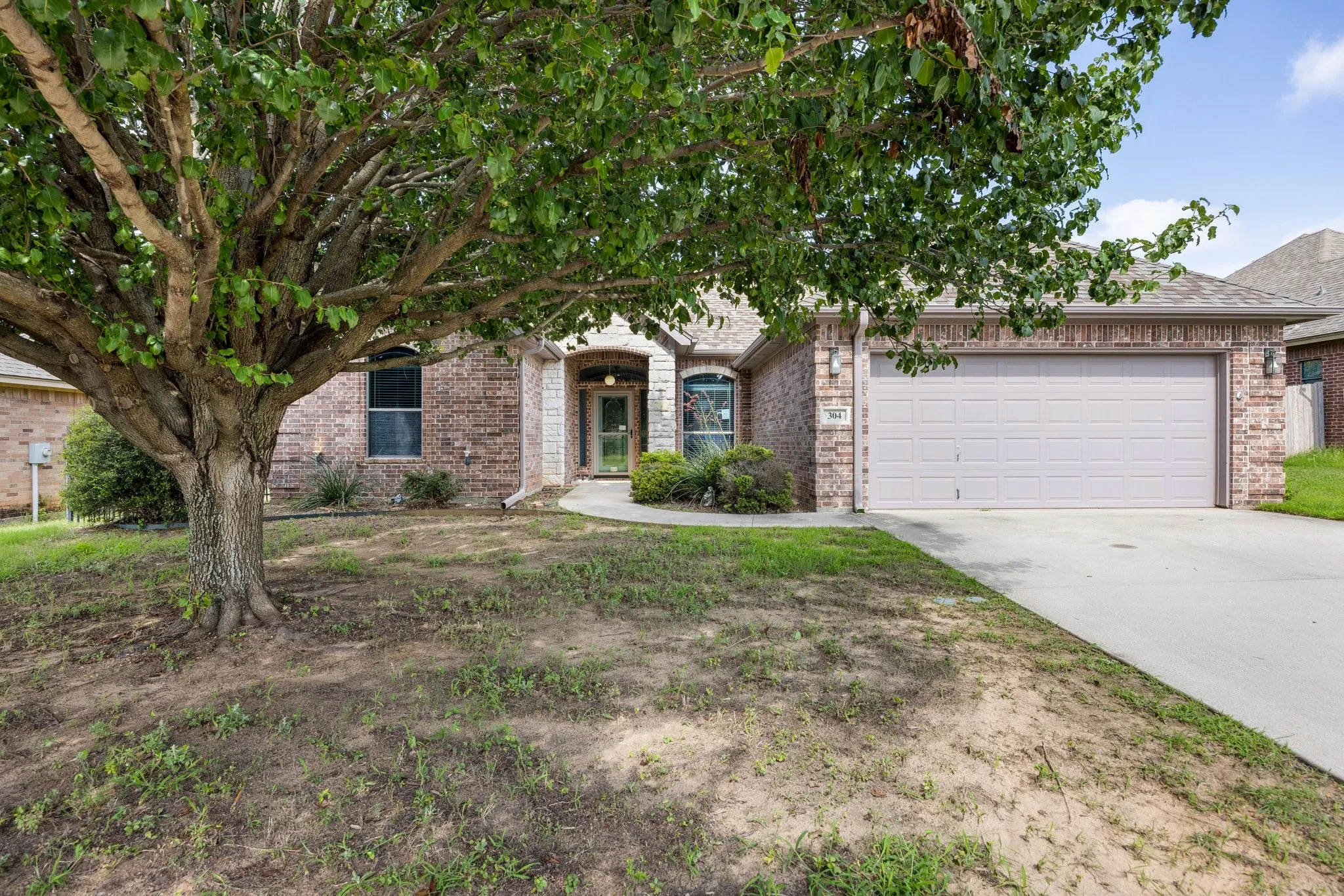 Single Family Residence For Sale in Parker County , 304 Jade Lane, Weatherford, Texas 76086, 3 Bedroom, 2 Bathroom, 2 Garage spaces, 1,737 Sqft, built in 2007, mls#21400765, Real Estate Agent in Weatherford, Homes For Sale in Parker county, Homes For Sale in Weatherford, Realtor in Weatherford Texas, Real Estate Brokerage Independent Realty Texas, Luminita Cordes Realtor