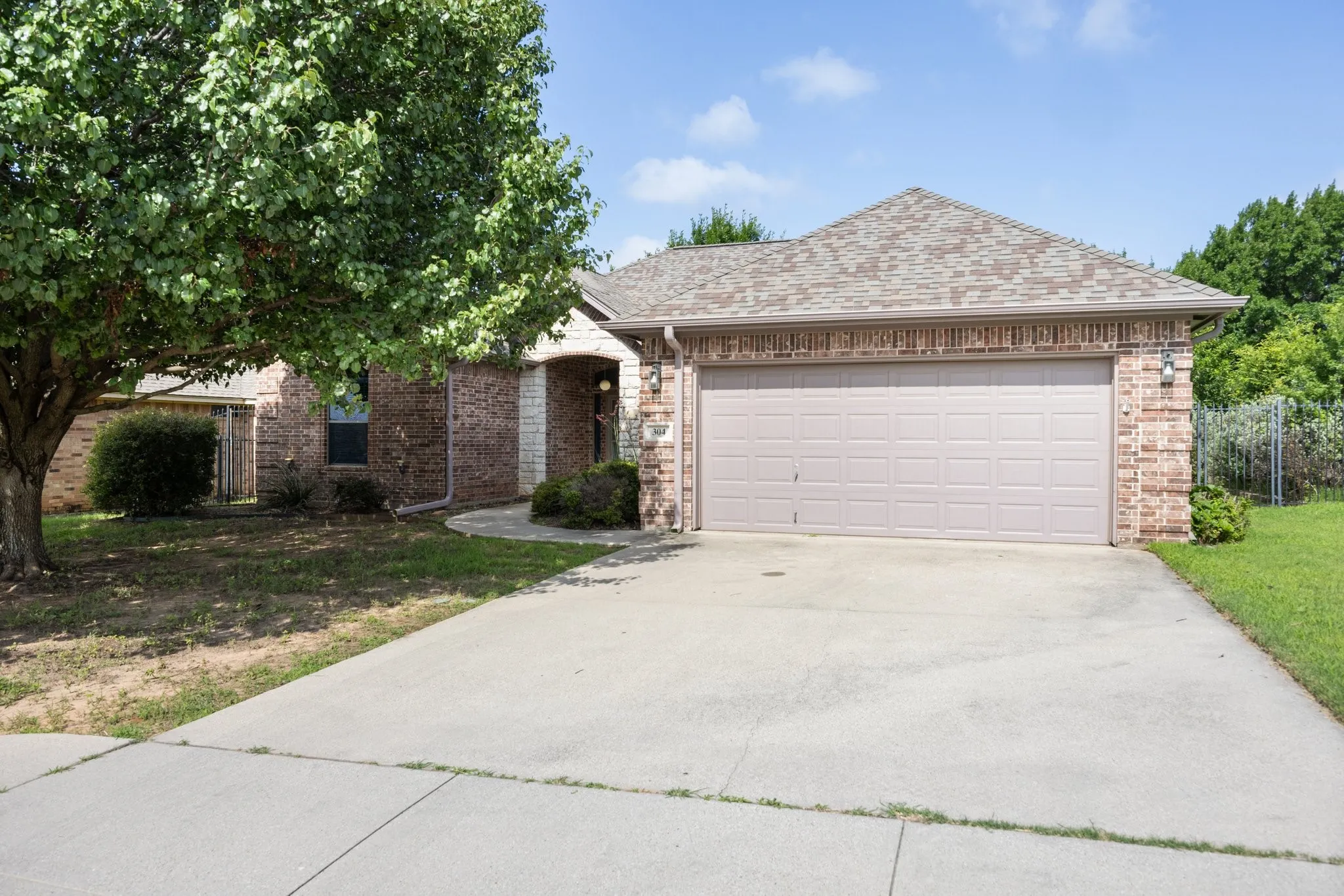 Single Family Residence For Sale in Parker County , 304 Jade Lane, Weatherford, Texas 76086, 3 Bedroom, 2 Bathroom, 2 Garage spaces, 1,737 Sqft, built in 2007, mls#21400765, Real Estate Agent in Weatherford, Homes For Sale in Parker county, Homes For Sale in Weatherford, Realtor in Weatherford Texas, Real Estate Brokerage Independent Realty Texas, Luminita Cordes Realtor