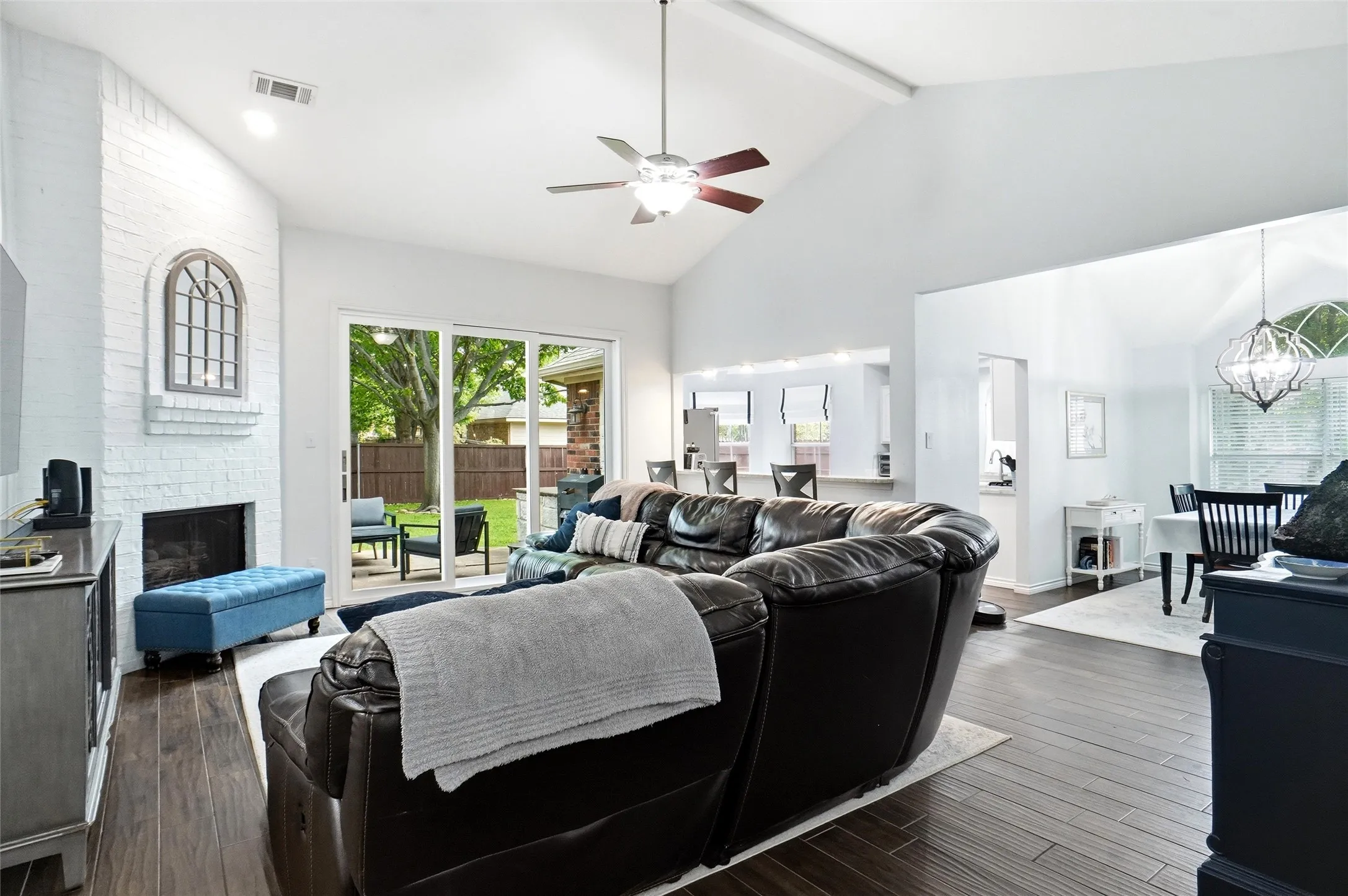 Single Family Residence For Sale in Denton County , 16 Durango Drive, Trophy Club, Texas 76262, 3 Bedroom, 2 Bathroom, 2 Garage spaces, 1,802 Sqft, built in 1993, mls#21396465, Real Estate Agent in Trophy Club, Homes For Sale in Denton county, Homes For Sale in Trophy Club, Realtor in Trophy Club Texas, Real Estate Brokerage Independent Realty Texas, Luminita Cordes Realtor