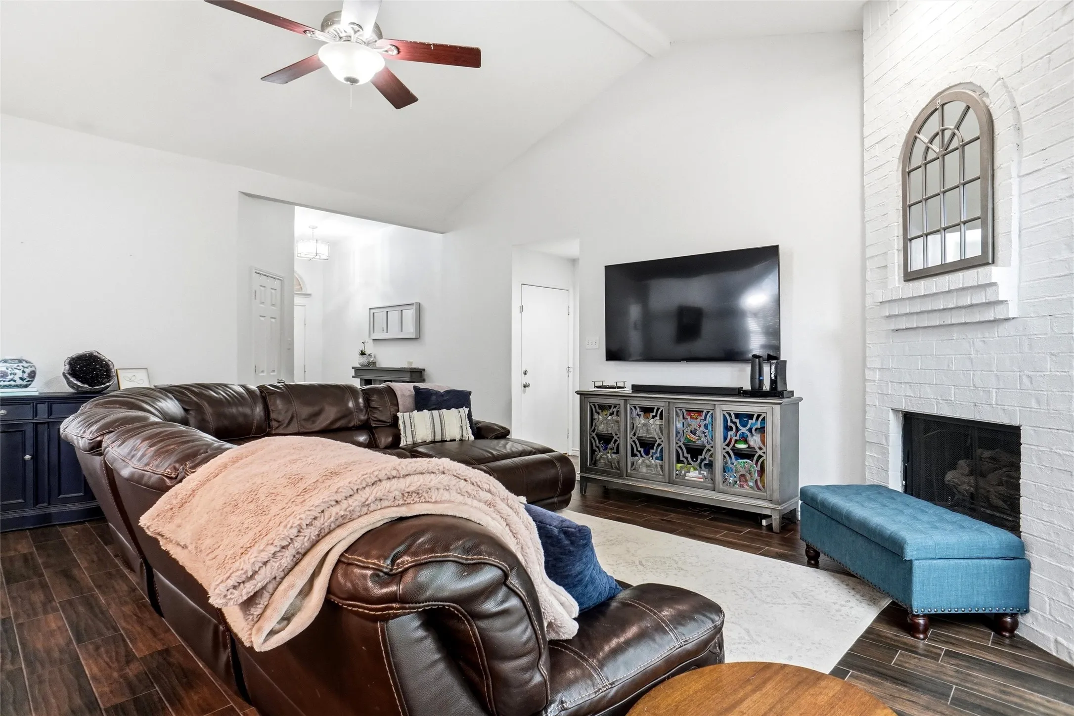 Living area with gas fire place