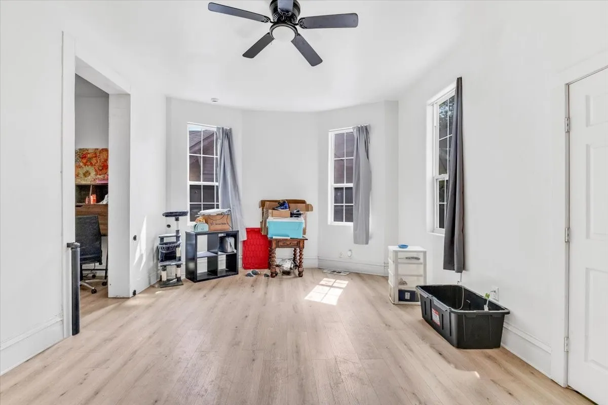 Single Family Residence For Sale in Dallas County , 3709 Wendelkin Street, Dallas, Texas 75215, 7 Bedroom, 3 Bathroom, Garage spaces, 2,858 Sqft, built in 1921, mls#21396277, Real Estate Agent in Dallas, Homes For Sale in Dallas county, Homes For Sale in Dallas, Realtor in Dallas Texas, Real Estate Brokerage Independent Realty Texas, Luminita Cordes Realtor