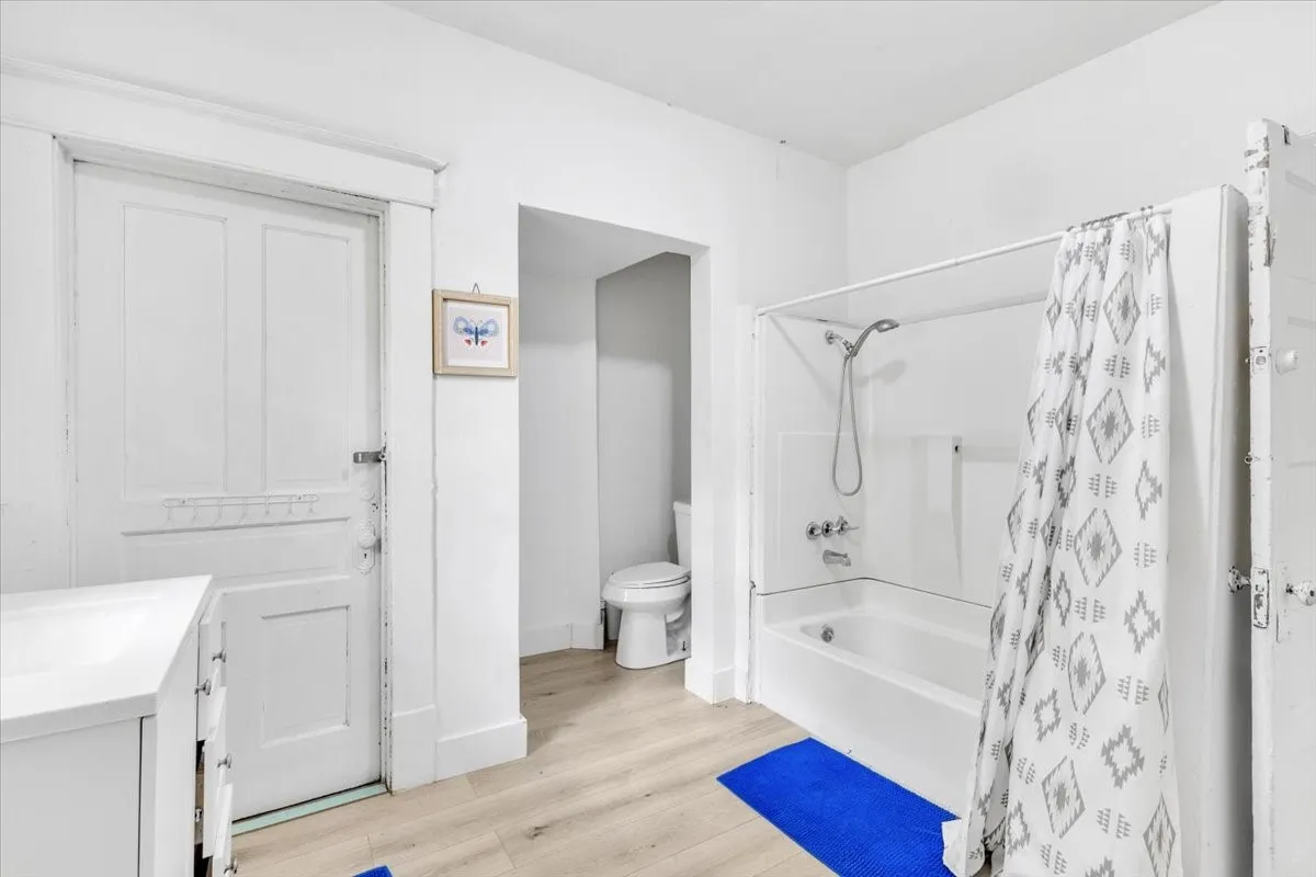 Single Family Residence For Sale in Dallas County , 3709 Wendelkin Street, Dallas, Texas 75215, 7 Bedroom, 3 Bathroom, Garage spaces, 2,858 Sqft, built in 1921, mls#21396277, Real Estate Agent in Dallas, Homes For Sale in Dallas county, Homes For Sale in Dallas, Realtor in Dallas Texas, Real Estate Brokerage Independent Realty Texas, Luminita Cordes Realtor