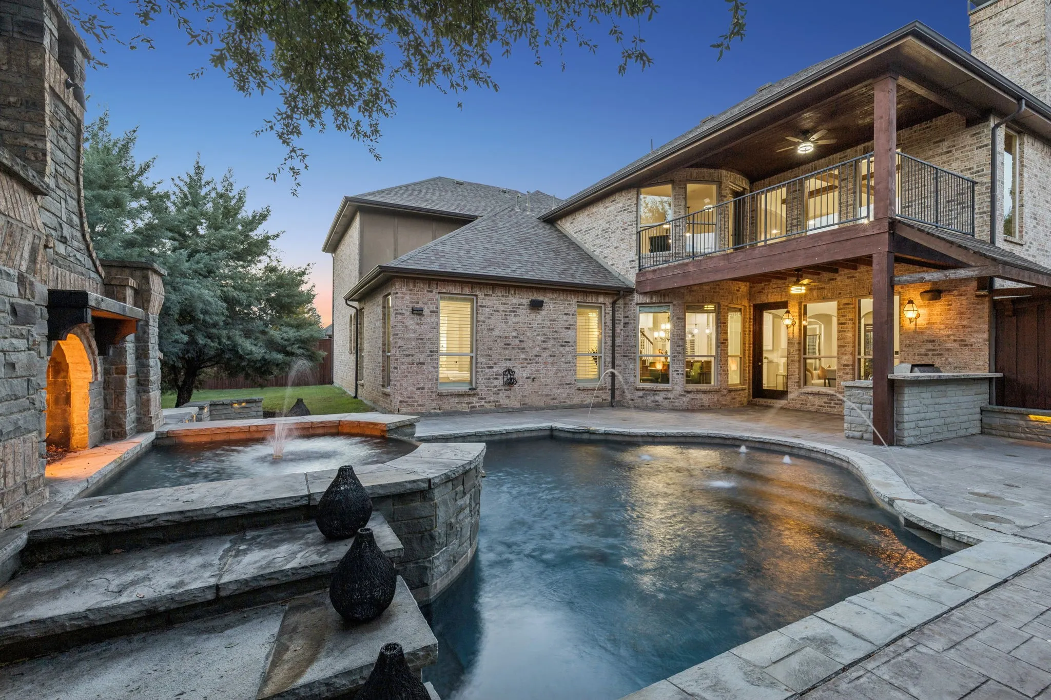 Spacious balcony above the back patio, allowing for entertainment or lounging
