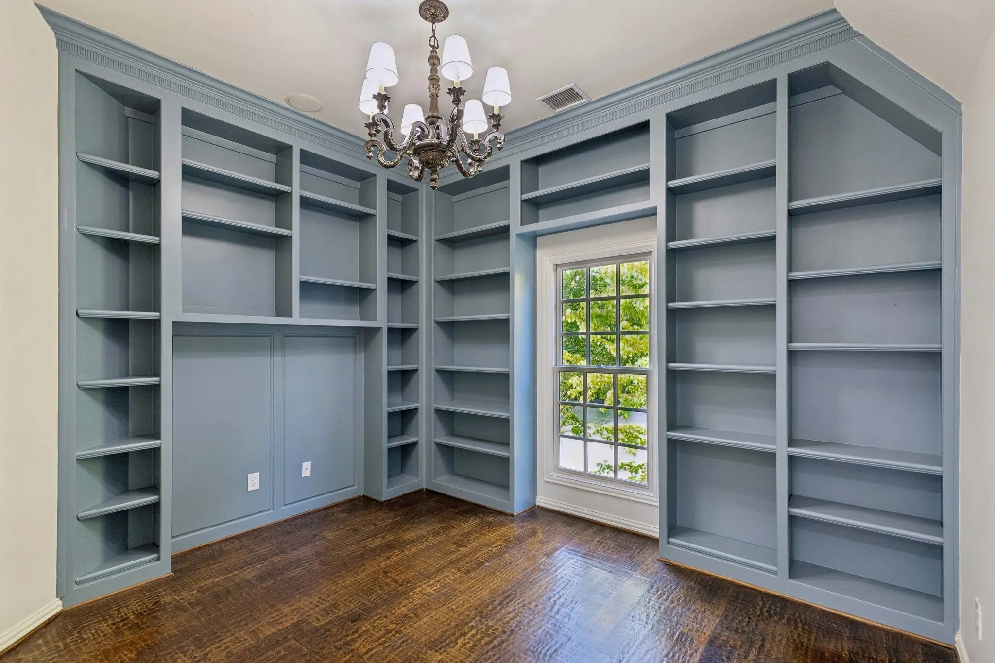 Beautiful 6th bedroom currently being used as library.