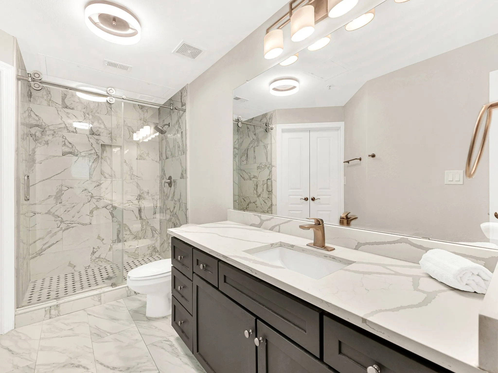 Condominium For Sale in Dallas County , 330 Las Colinas Boulevard E 228, Irving, Texas 75039, 1 Bedroom, 1 Bathroom, 1 Garage spaces, 733 Sqft, built in 2001, mls#21401357, Real Estate Agent in Irving, Homes For Sale in Dallas county, Homes For Sale in Irving, Realtor in Irving Texas, Real Estate Brokerage Independent Realty Texas, Luminita Cordes Realtor
