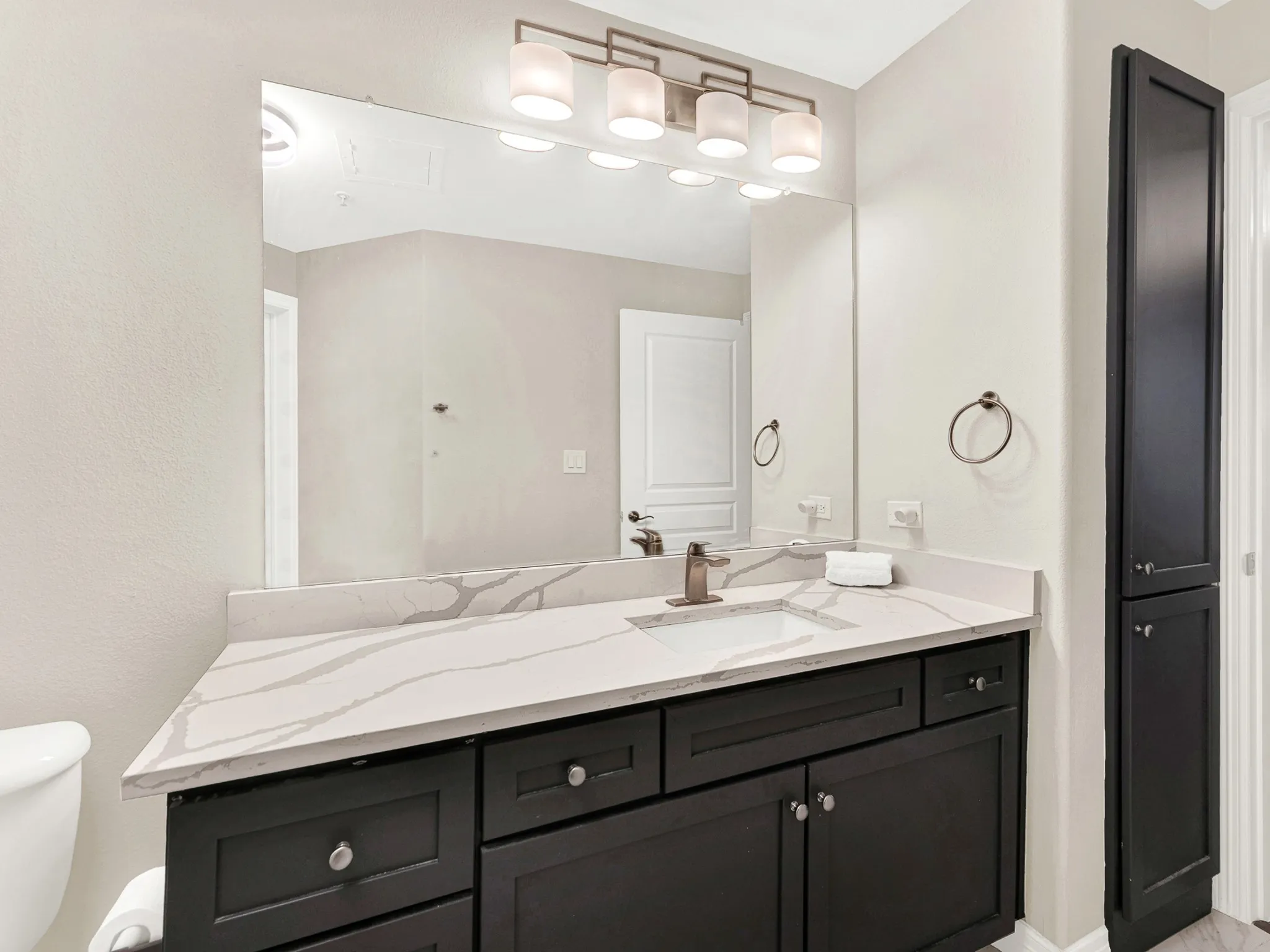 Condominium For Sale in Dallas County , 330 Las Colinas Boulevard E 228, Irving, Texas 75039, 1 Bedroom, 1 Bathroom, 1 Garage spaces, 733 Sqft, built in 2001, mls#21401357, Real Estate Agent in Irving, Homes For Sale in Dallas county, Homes For Sale in Irving, Realtor in Irving Texas, Real Estate Brokerage Independent Realty Texas, Luminita Cordes Realtor