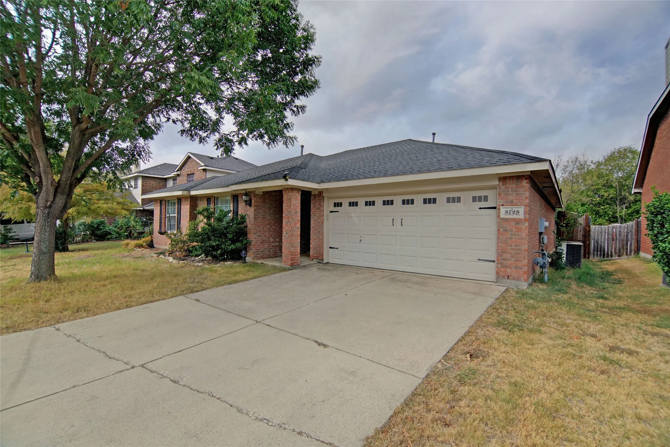 Single Family Residence For Sale in Tarrant County , 5725 Lionfish Way, Fort Worth, Texas 76131, 3 Bedroom, 2 Bathroom, 2 Garage spaces, 1,839 Sqft, built in 2004, mls#21401698, Real Estate Agent in Fort Worth, Homes For Sale in Tarrant county, Homes For Sale in Fort Worth, Realtor in Fort Worth Texas, Real Estate Brokerage Independent Realty Texas, Luminita Cordes Realtor