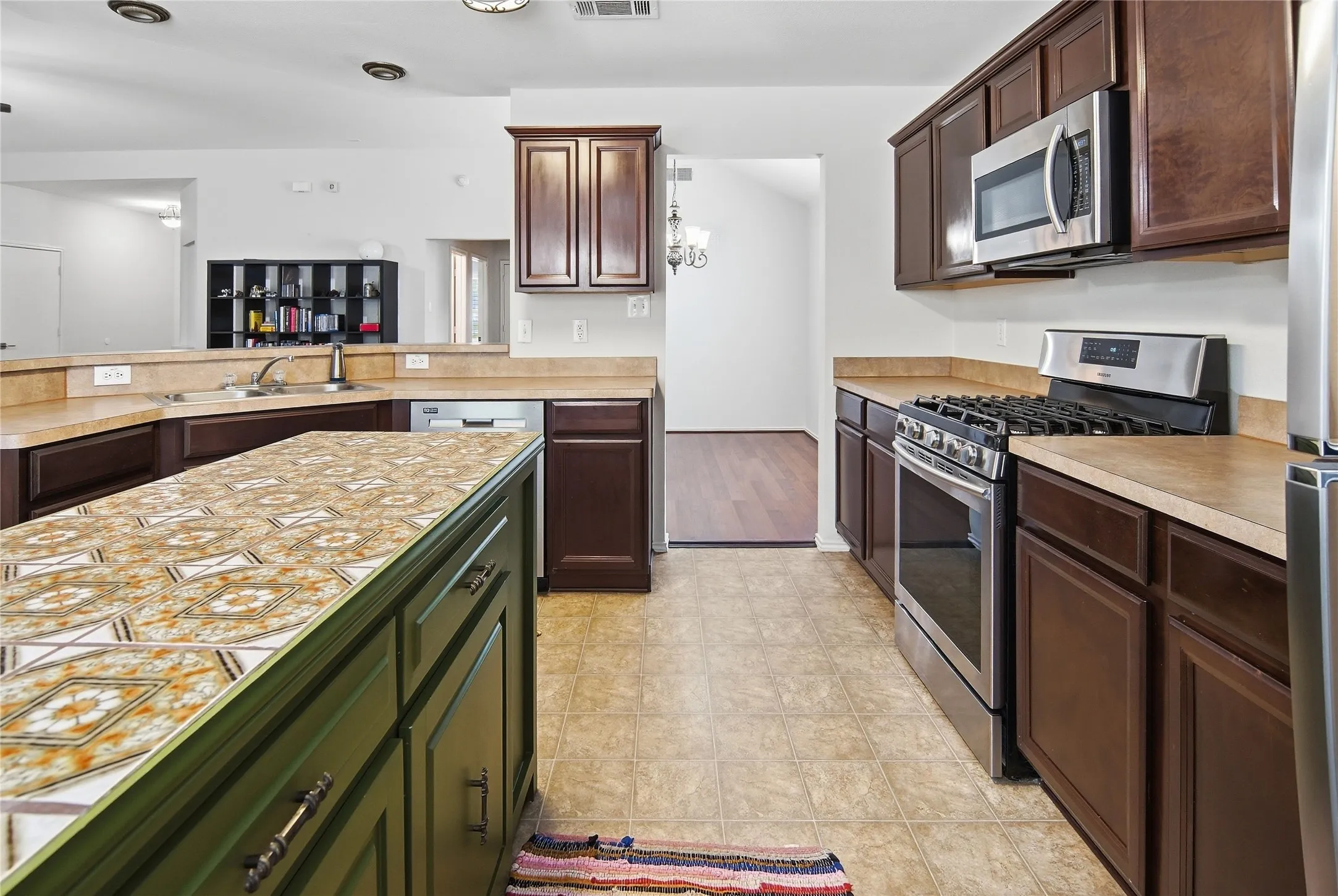 Single Family Residence For Sale in Tarrant County , 5725 Lionfish Way, Fort Worth, Texas 76131, 3 Bedroom, 2 Bathroom, 2 Garage spaces, 1,839 Sqft, built in 2004, mls#21401698, Real Estate Agent in Fort Worth, Homes For Sale in Tarrant county, Homes For Sale in Fort Worth, Realtor in Fort Worth Texas, Real Estate Brokerage Independent Realty Texas, Luminita Cordes Realtor