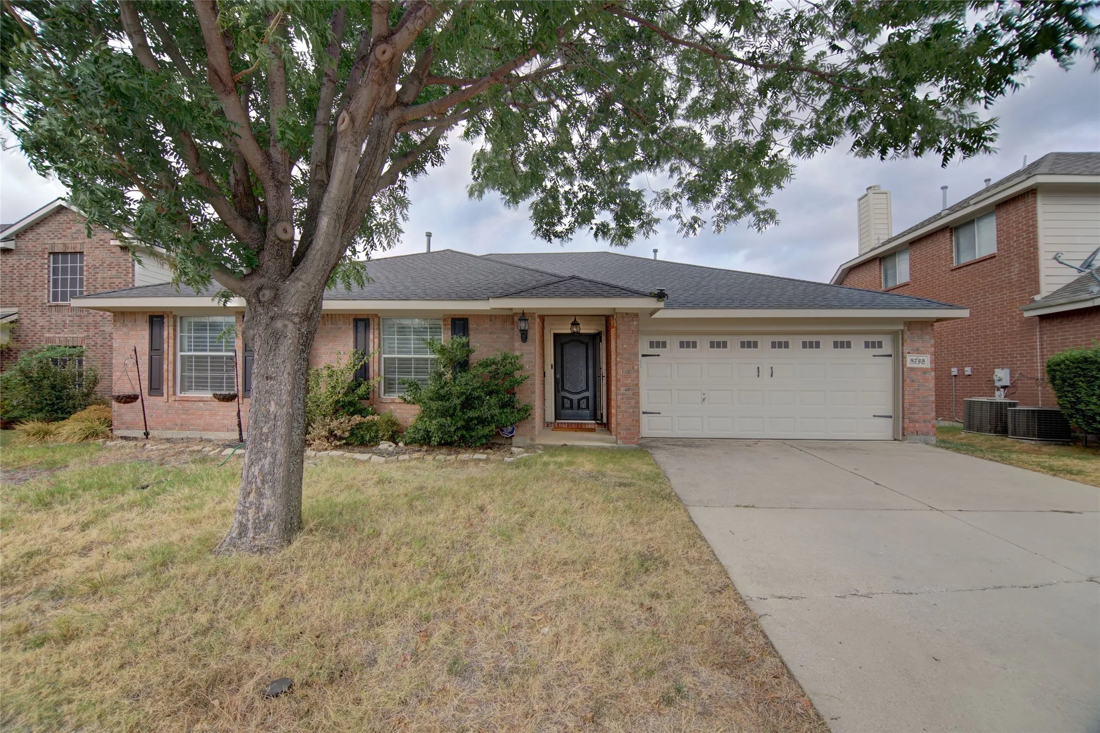 Single Family Residence For Sale in Tarrant County , 5725 Lionfish Way, Fort Worth, Texas 76131, 3 Bedroom, 2 Bathroom, 2 Garage spaces, 1,839 Sqft, built in 2004, mls#21401698, Real Estate Agent in Fort Worth, Homes For Sale in Tarrant county, Homes For Sale in Fort Worth, Realtor in Fort Worth Texas, Real Estate Brokerage Independent Realty Texas, Luminita Cordes Realtor