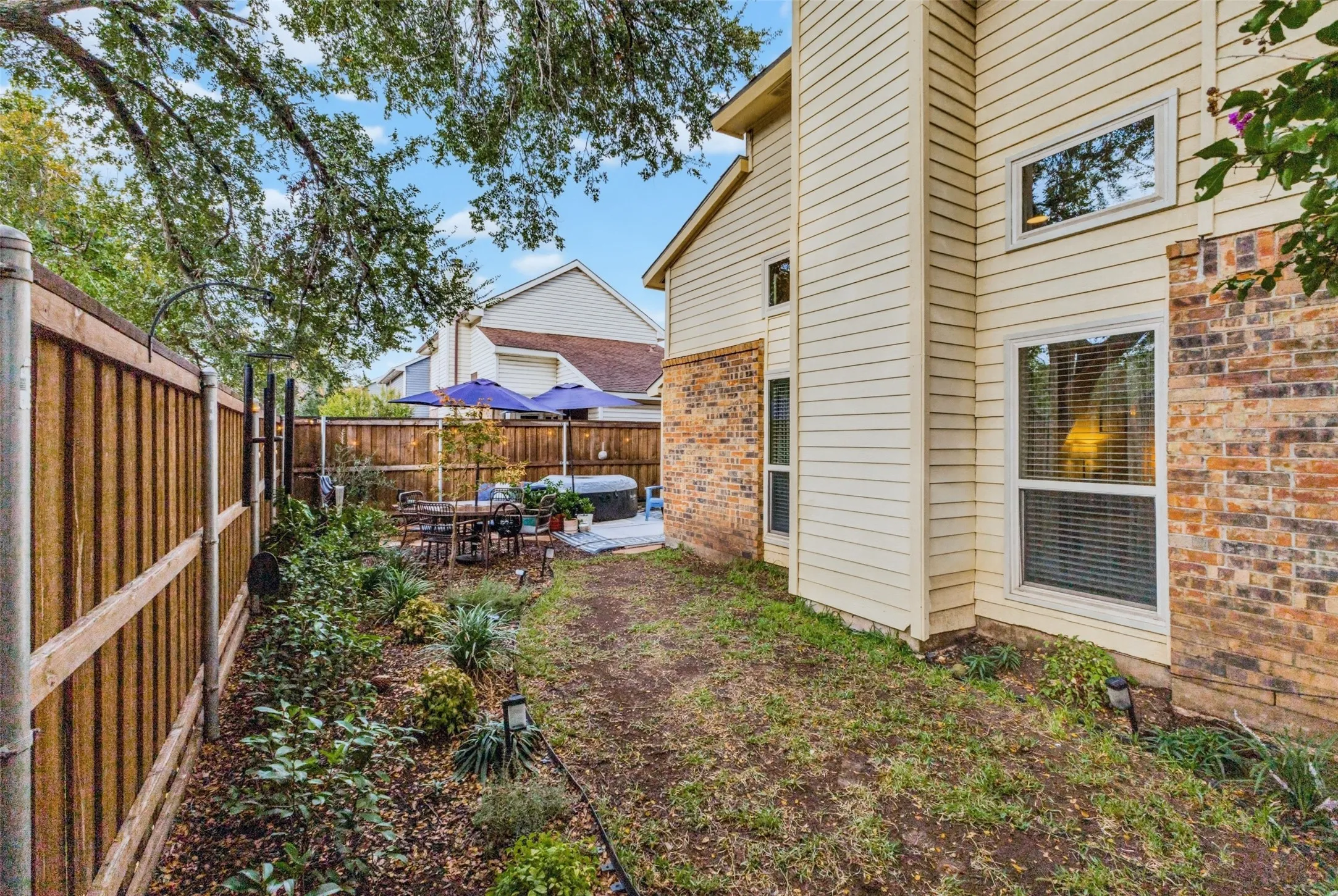 Single Family Residence For Sale in Denton County , 2715 Harbinger Lane, Dallas, Texas 75287, 2 Bedroom, 2 Bathroom, 1 Garage spaces, 1,182 Sqft, built in 1984, mls#21401525, Real Estate Agent in Dallas, Homes For Sale in Denton county, Homes For Sale in Dallas, Realtor in Dallas Texas, Real Estate Brokerage Independent Realty Texas, Luminita Cordes Realtor