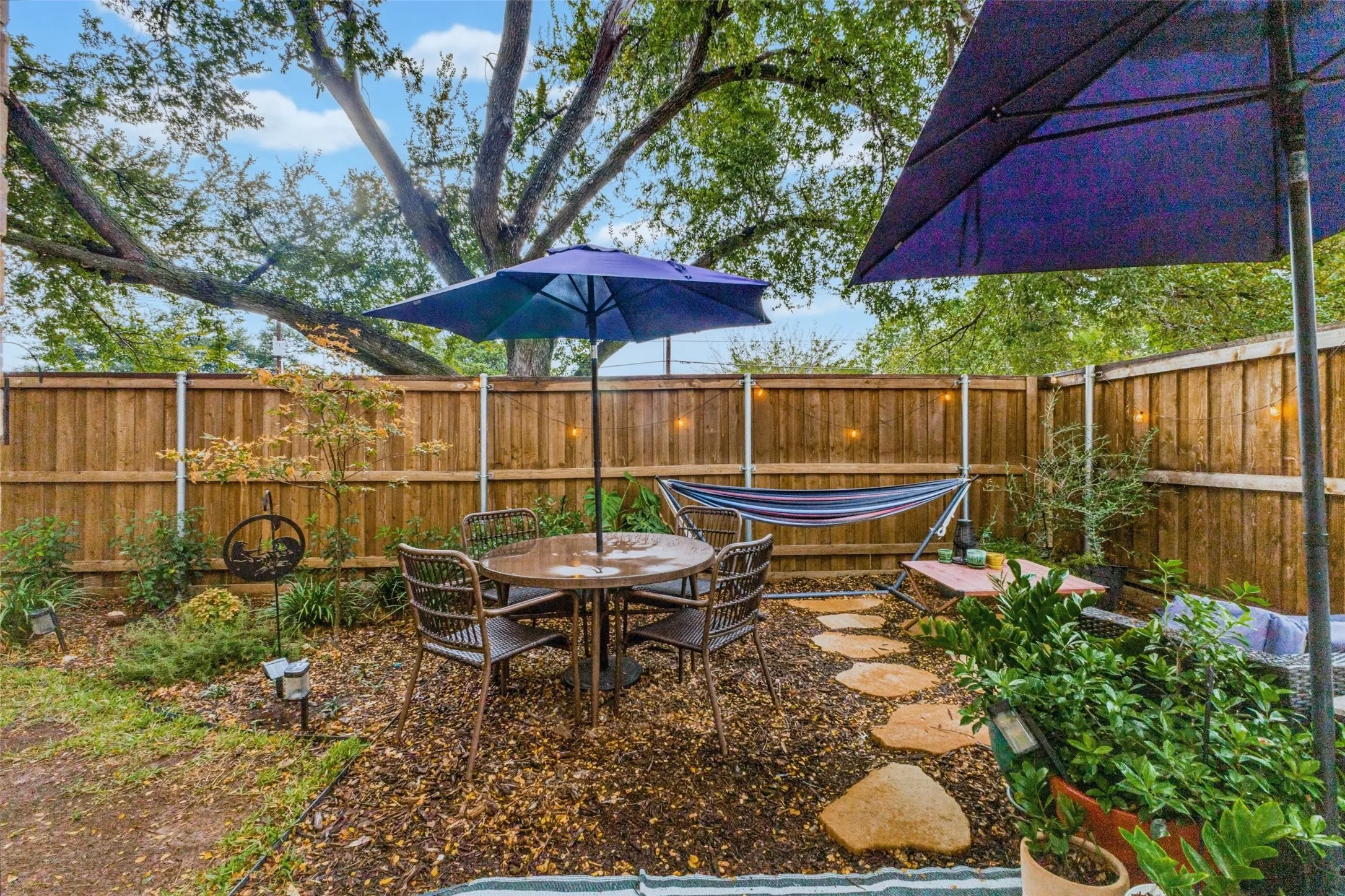Single Family Residence For Sale in Denton County , 2715 Harbinger Lane, Dallas, Texas 75287, 2 Bedroom, 2 Bathroom, 1 Garage spaces, 1,182 Sqft, built in 1984, mls#21401525, Real Estate Agent in Dallas, Homes For Sale in Denton county, Homes For Sale in Dallas, Realtor in Dallas Texas, Real Estate Brokerage Independent Realty Texas, Luminita Cordes Realtor