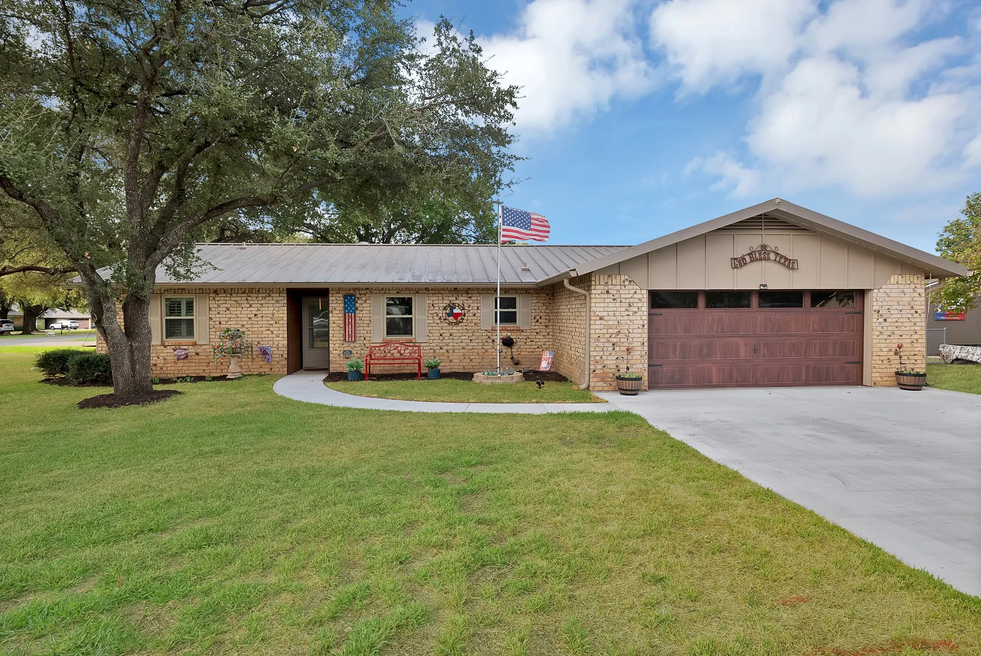 Single Family Residence For Sale in Hood County , 4101 Newport Bay Court, Granbury, Texas 76049, 3 Bedroom, 2 Bathroom, 2 Garage spaces, 1,996 Sqft, built in 1979, mls#21393472, Real Estate Agent in Granbury, Homes For Sale in Hood county, Homes For Sale in Granbury, Realtor in Granbury Texas, Real Estate Brokerage Independent Realty Texas, Luminita Cordes Realtor