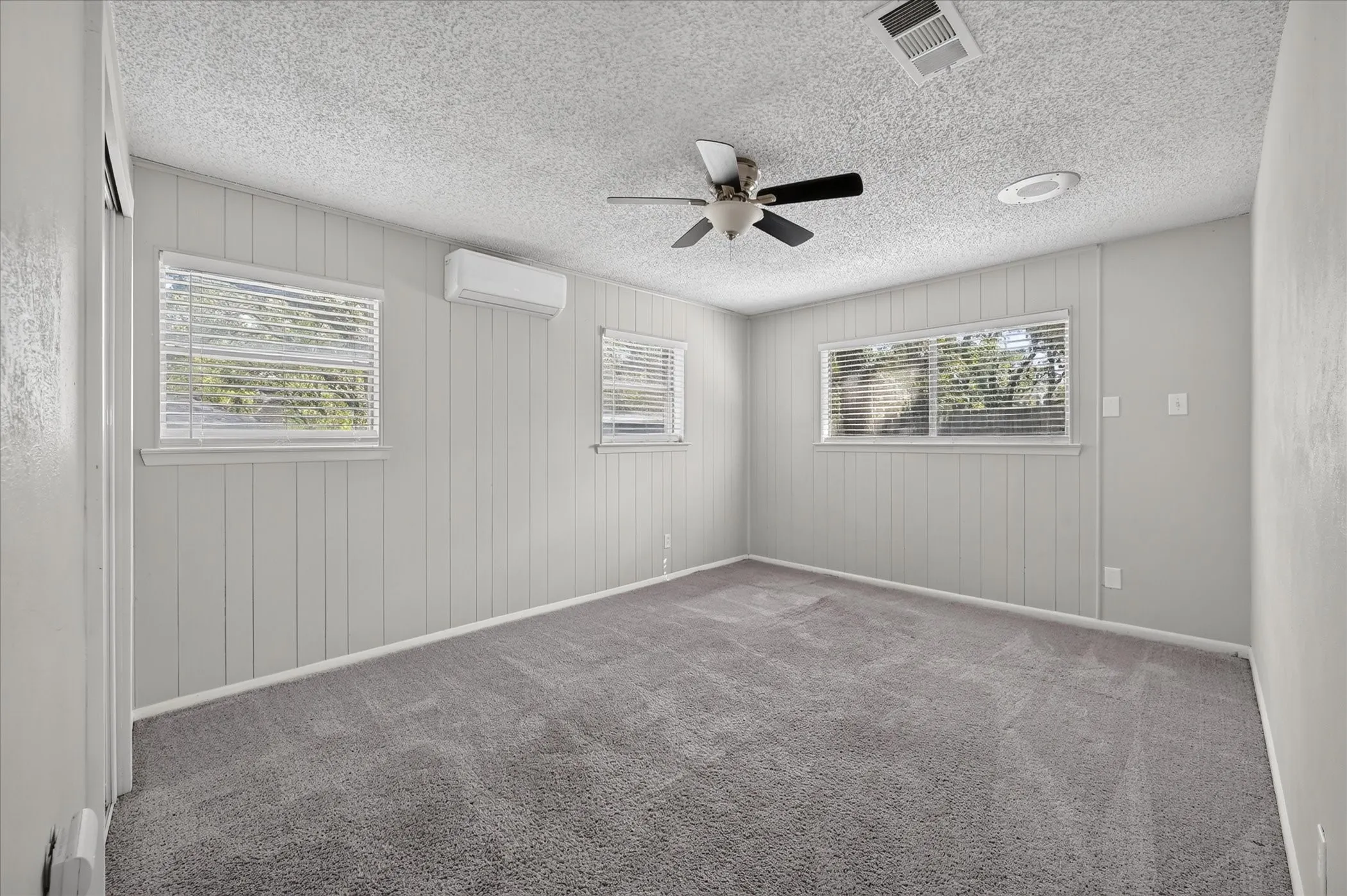 Single Family Residence For Sale in Tarrant County , 1708 Cimarron Trail, Hurst, Texas 76054, 4 Bedroom, 2 Bathroom, 2 Garage spaces, 2,421 Sqft, built in 1962, mls#21401708, Real Estate Agent in Hurst, Homes For Sale in Tarrant county, Homes For Sale in Hurst, Realtor in Hurst Texas, Real Estate Brokerage Independent Realty Texas, Luminita Cordes Realtor