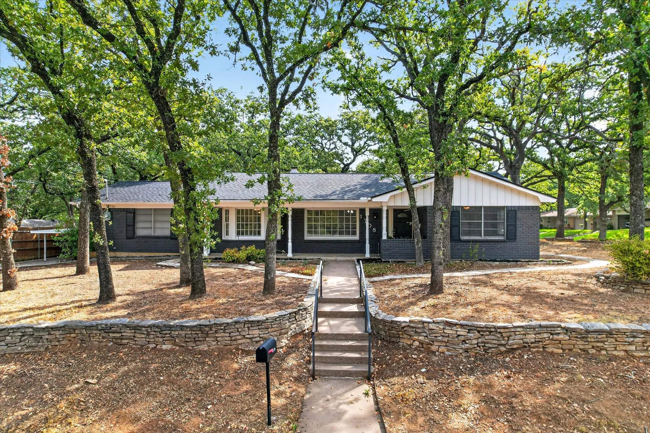 Single Family Residence For Sale in Tarrant County , 1708 Cimarron Trail, Hurst, Texas 76054, 4 Bedroom, 2 Bathroom, 2 Garage spaces, 2,421 Sqft, built in 1962, mls#21401708, Real Estate Agent in Hurst, Homes For Sale in Tarrant county, Homes For Sale in Hurst, Realtor in Hurst Texas, Real Estate Brokerage Independent Realty Texas, Luminita Cordes Realtor