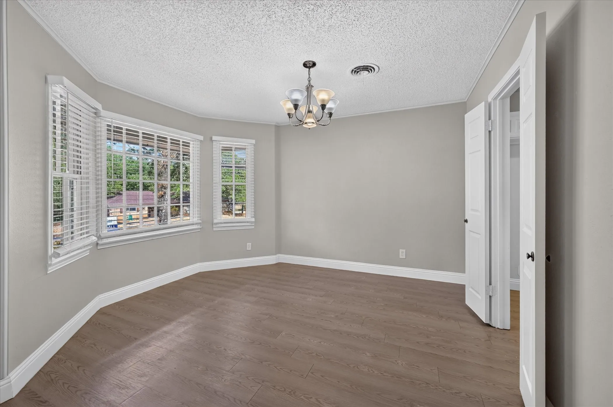 Single Family Residence For Sale in Tarrant County , 1708 Cimarron Trail, Hurst, Texas 76054, 4 Bedroom, 2 Bathroom, 2 Garage spaces, 2,421 Sqft, built in 1962, mls#21401708, Real Estate Agent in Hurst, Homes For Sale in Tarrant county, Homes For Sale in Hurst, Realtor in Hurst Texas, Real Estate Brokerage Independent Realty Texas, Luminita Cordes Realtor