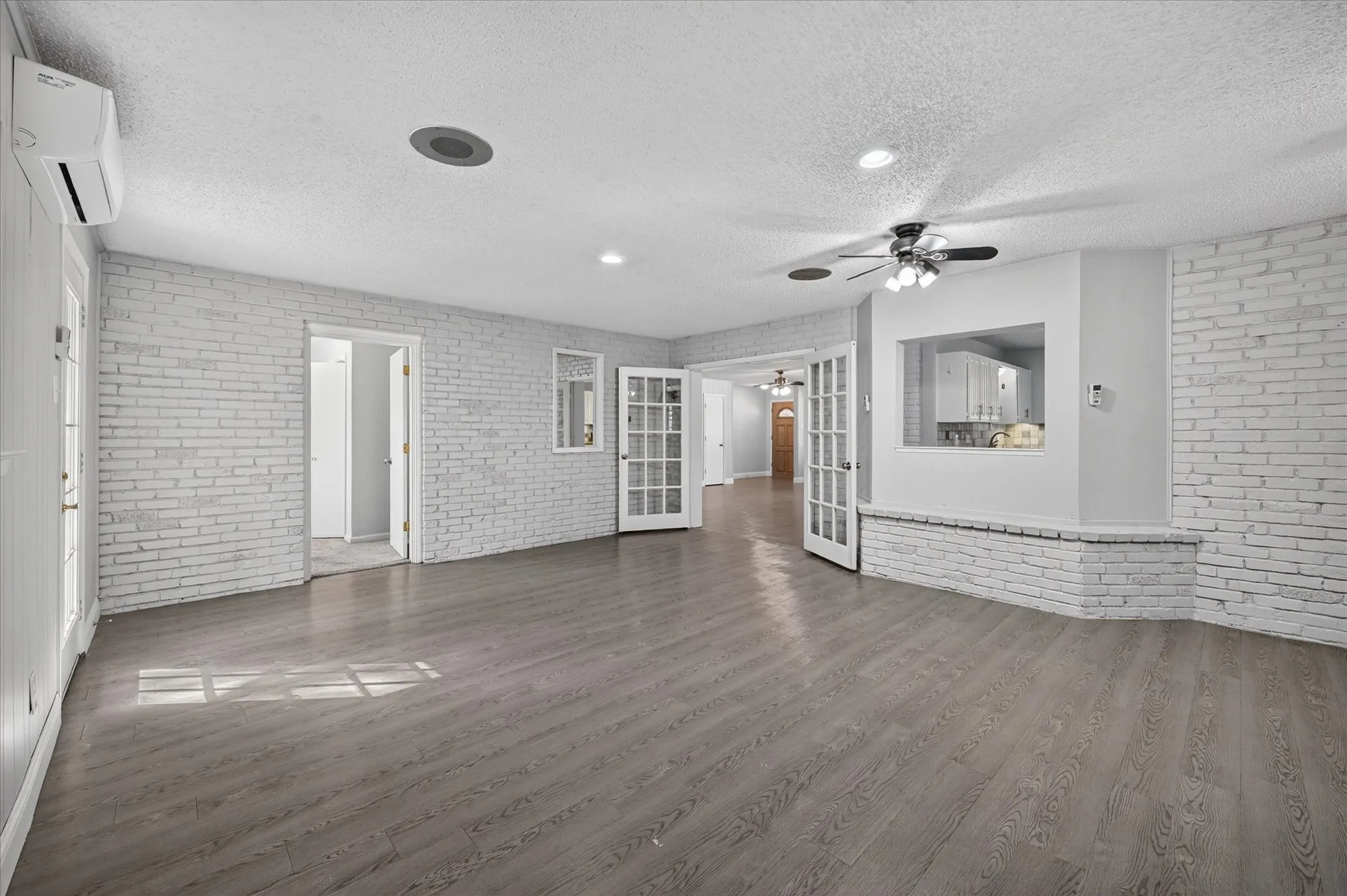 Single Family Residence For Sale in Tarrant County , 1708 Cimarron Trail, Hurst, Texas 76054, 4 Bedroom, 2 Bathroom, 2 Garage spaces, 2,421 Sqft, built in 1962, mls#21401708, Real Estate Agent in Hurst, Homes For Sale in Tarrant county, Homes For Sale in Hurst, Realtor in Hurst Texas, Real Estate Brokerage Independent Realty Texas, Luminita Cordes Realtor