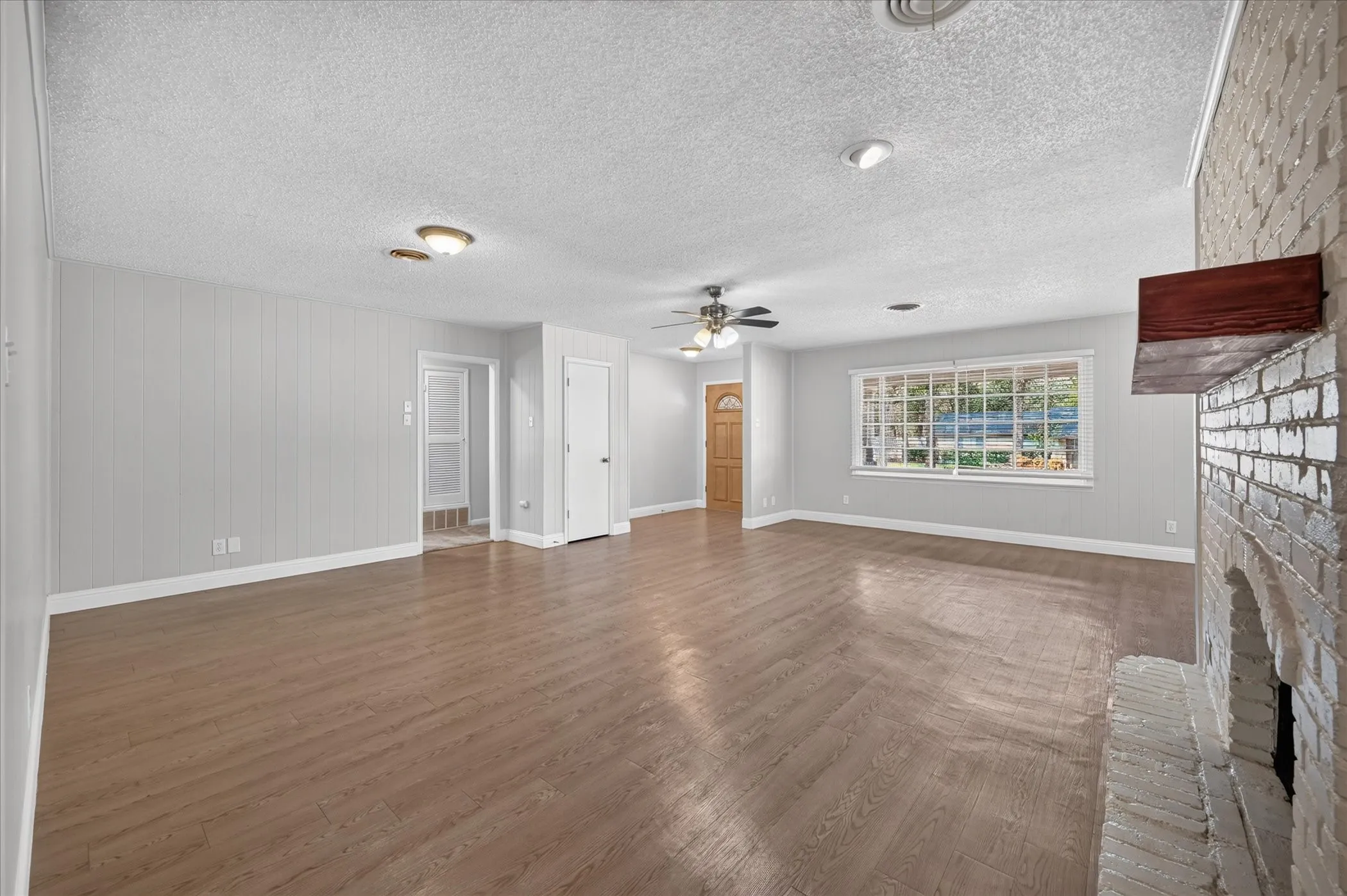 Single Family Residence For Sale in Tarrant County , 1708 Cimarron Trail, Hurst, Texas 76054, 4 Bedroom, 2 Bathroom, 2 Garage spaces, 2,421 Sqft, built in 1962, mls#21401708, Real Estate Agent in Hurst, Homes For Sale in Tarrant county, Homes For Sale in Hurst, Realtor in Hurst Texas, Real Estate Brokerage Independent Realty Texas, Luminita Cordes Realtor