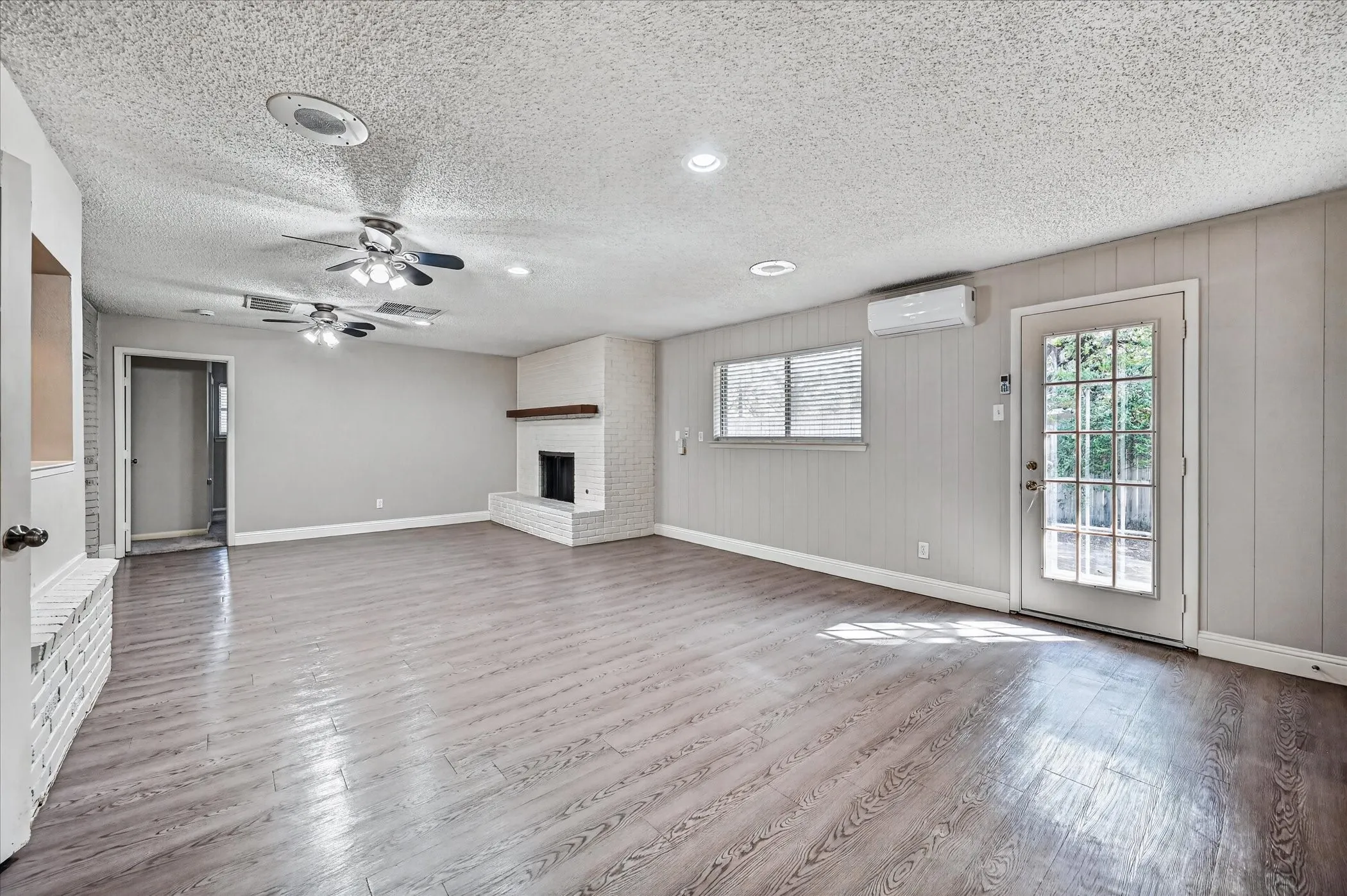 Single Family Residence For Sale in Tarrant County , 1708 Cimarron Trail, Hurst, Texas 76054, 4 Bedroom, 2 Bathroom, 2 Garage spaces, 2,421 Sqft, built in 1962, mls#21401708, Real Estate Agent in Hurst, Homes For Sale in Tarrant county, Homes For Sale in Hurst, Realtor in Hurst Texas, Real Estate Brokerage Independent Realty Texas, Luminita Cordes Realtor