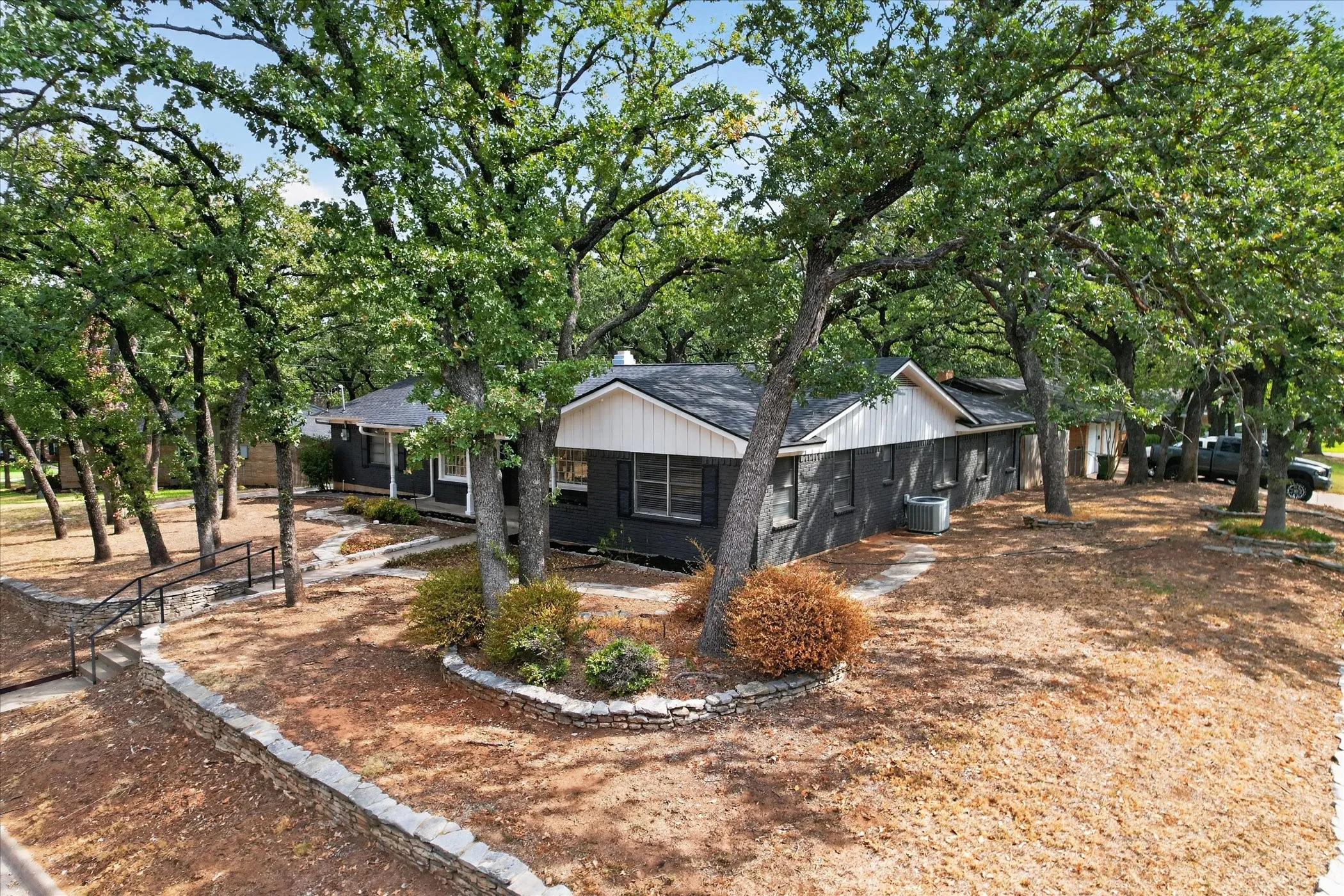 Single Family Residence For Sale in Tarrant County , 1708 Cimarron Trail, Hurst, Texas 76054, 4 Bedroom, 2 Bathroom, 2 Garage spaces, 2,421 Sqft, built in 1962, mls#21401708, Real Estate Agent in Hurst, Homes For Sale in Tarrant county, Homes For Sale in Hurst, Realtor in Hurst Texas, Real Estate Brokerage Independent Realty Texas, Luminita Cordes Realtor