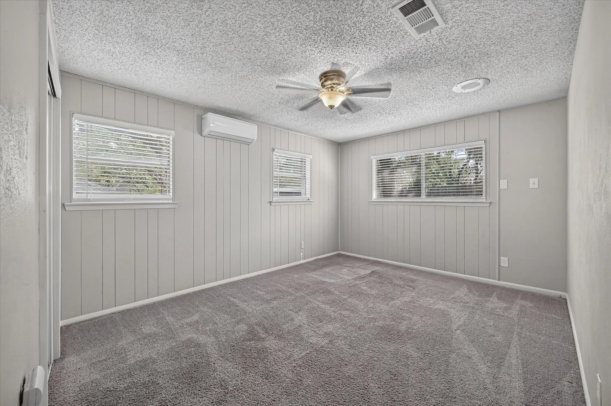 Single Family Residence For Sale in Tarrant County , 1708 Cimarron Trail, Hurst, Texas 76054, 4 Bedroom, 2 Bathroom, 2 Garage spaces, 2,421 Sqft, built in 1962, mls#21401708, Real Estate Agent in Hurst, Homes For Sale in Tarrant county, Homes For Sale in Hurst, Realtor in Hurst Texas, Real Estate Brokerage Independent Realty Texas, Luminita Cordes Realtor