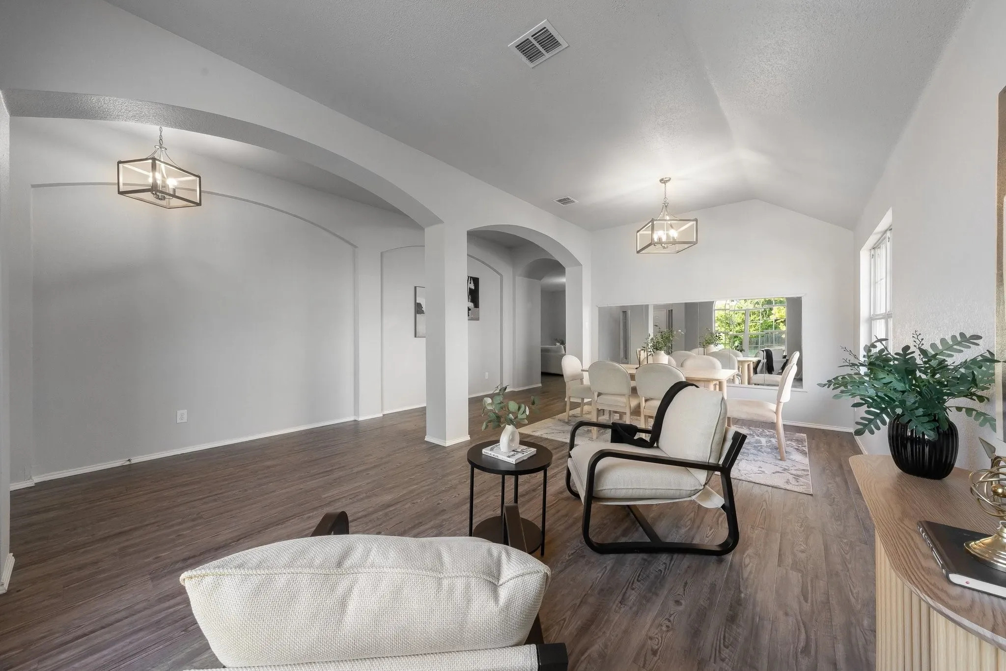 Single Family Residence For Sale in Dallas County , 215 Longhorn Trail, Grand Prairie, Texas 75052, 4 Bedroom, 2 Bathroom, 2 Garage spaces, 2,340 Sqft, built in 2002, mls#21399905, Real Estate Agent in Grand Prairie, Homes For Sale in Dallas county, Homes For Sale in Grand Prairie, Realtor in Grand Prairie Texas, Real Estate Brokerage Independent Realty Texas, Luminita Cordes Realtor