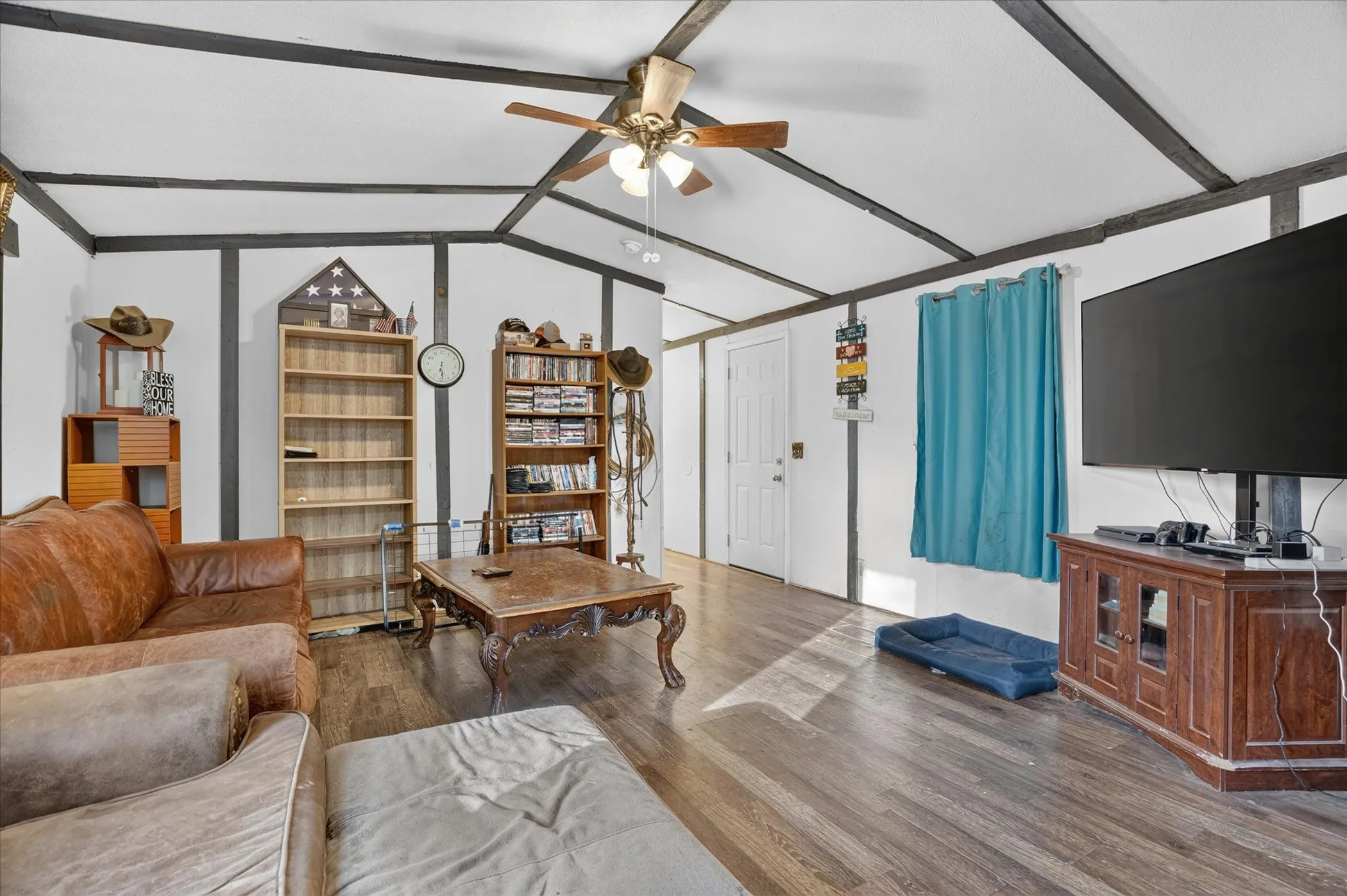 Manufactured Home For Sale in Hood County , 5703 N Sunchase Drive, Granbury, Texas 76049, 3 Bedroom, 2 Bathroom, Garage spaces, 1,216 Sqft, built in 2007, mls#21401713, Real Estate Agent in Granbury, Homes For Sale in Hood county, Homes For Sale in Granbury, Realtor in Granbury Texas, Real Estate Brokerage Independent Realty Texas, Luminita Cordes Realtor