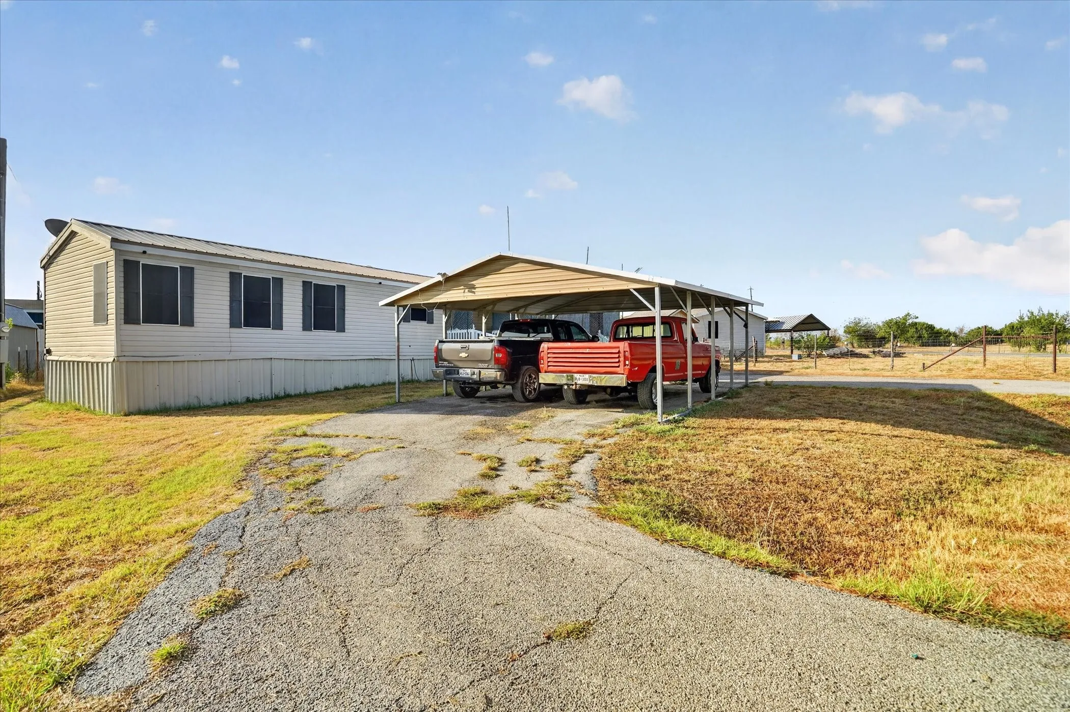 Manufactured Home For Sale in Hood County , 5703 N Sunchase Drive, Granbury, Texas 76049, 3 Bedroom, 2 Bathroom, Garage spaces, 1,216 Sqft, built in 2007, mls#21401713, Real Estate Agent in Granbury, Homes For Sale in Hood county, Homes For Sale in Granbury, Realtor in Granbury Texas, Real Estate Brokerage Independent Realty Texas, Luminita Cordes Realtor