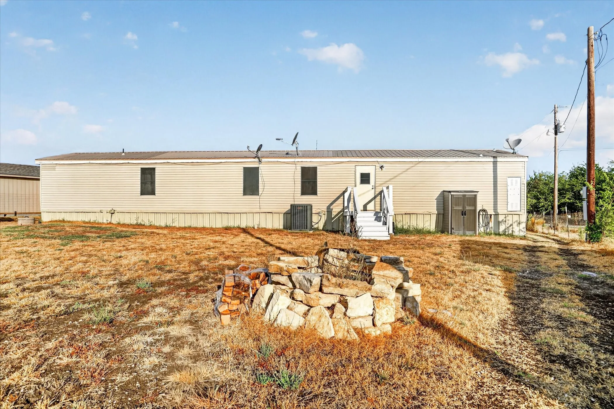 Manufactured Home For Sale in Hood County , 5703 N Sunchase Drive, Granbury, Texas 76049, 3 Bedroom, 2 Bathroom, Garage spaces, 1,216 Sqft, built in 2007, mls#21401713, Real Estate Agent in Granbury, Homes For Sale in Hood county, Homes For Sale in Granbury, Realtor in Granbury Texas, Real Estate Brokerage Independent Realty Texas, Luminita Cordes Realtor