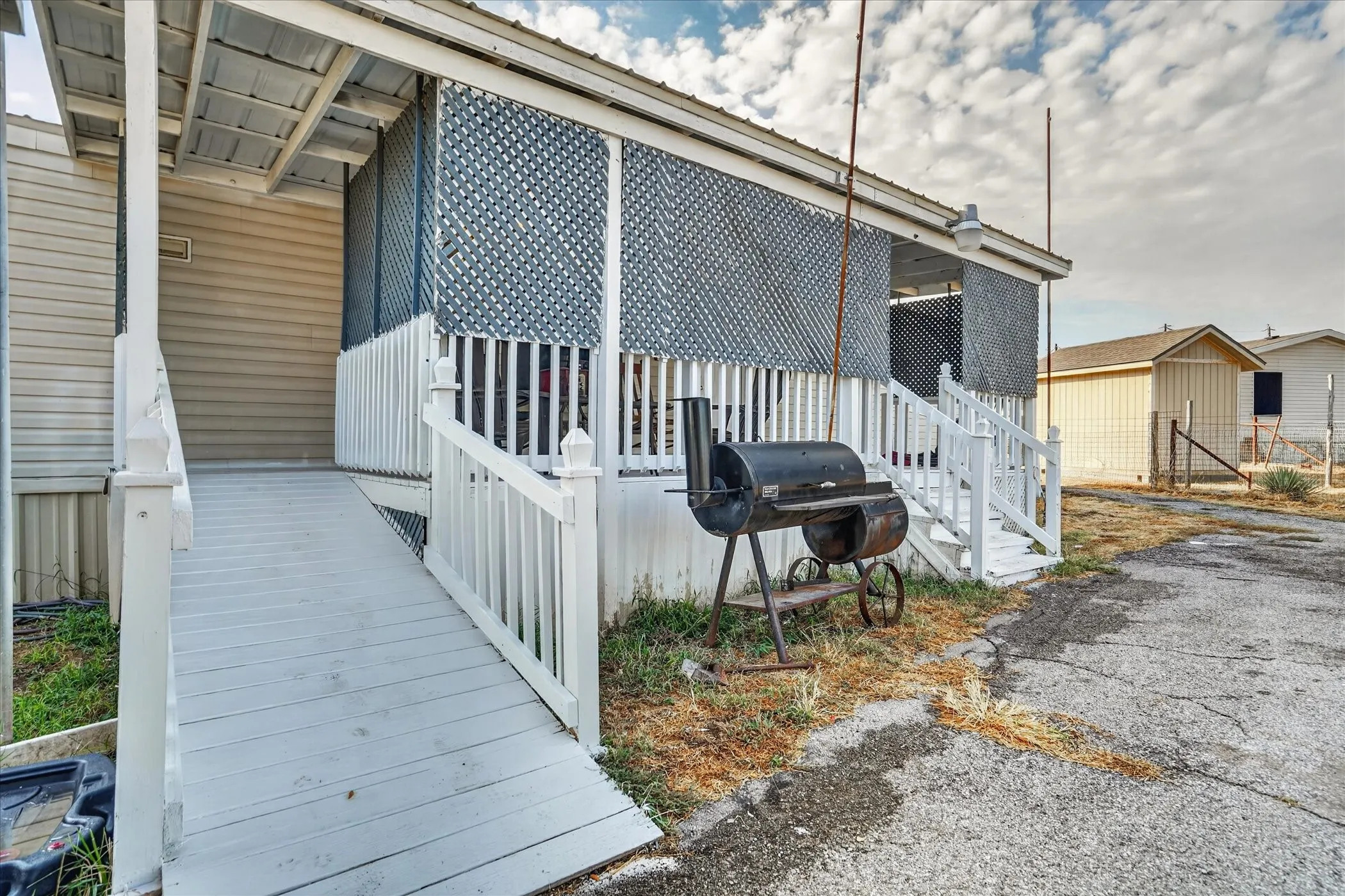 Manufactured Home For Sale in Hood County , 5703 N Sunchase Drive, Granbury, Texas 76049, 3 Bedroom, 2 Bathroom, Garage spaces, 1,216 Sqft, built in 2007, mls#21401713, Real Estate Agent in Granbury, Homes For Sale in Hood county, Homes For Sale in Granbury, Realtor in Granbury Texas, Real Estate Brokerage Independent Realty Texas, Luminita Cordes Realtor