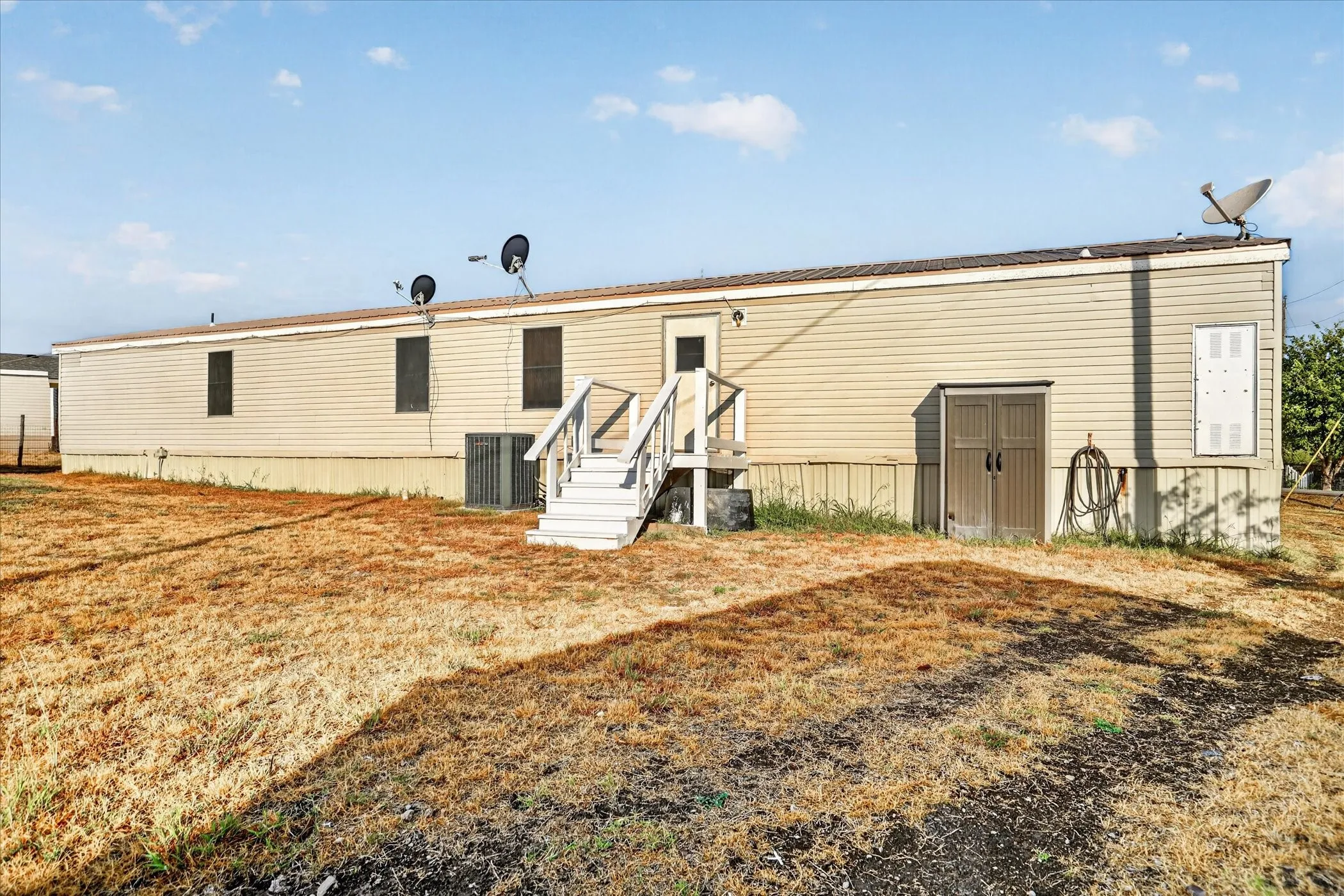 Manufactured Home For Sale in Hood County , 5703 N Sunchase Drive, Granbury, Texas 76049, 3 Bedroom, 2 Bathroom, Garage spaces, 1,216 Sqft, built in 2007, mls#21401713, Real Estate Agent in Granbury, Homes For Sale in Hood county, Homes For Sale in Granbury, Realtor in Granbury Texas, Real Estate Brokerage Independent Realty Texas, Luminita Cordes Realtor
